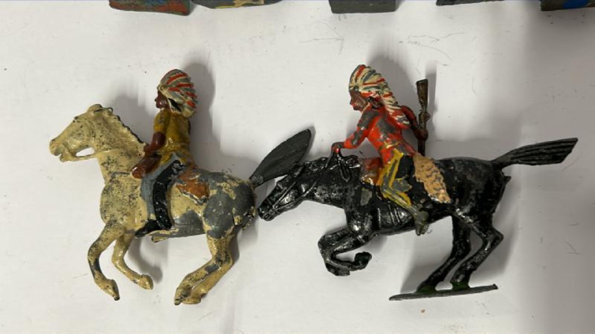 Mainly Britains lead 'Wild West' figures including horses, Cowboys and Native American warriors (29) - Bild 4 aus 11