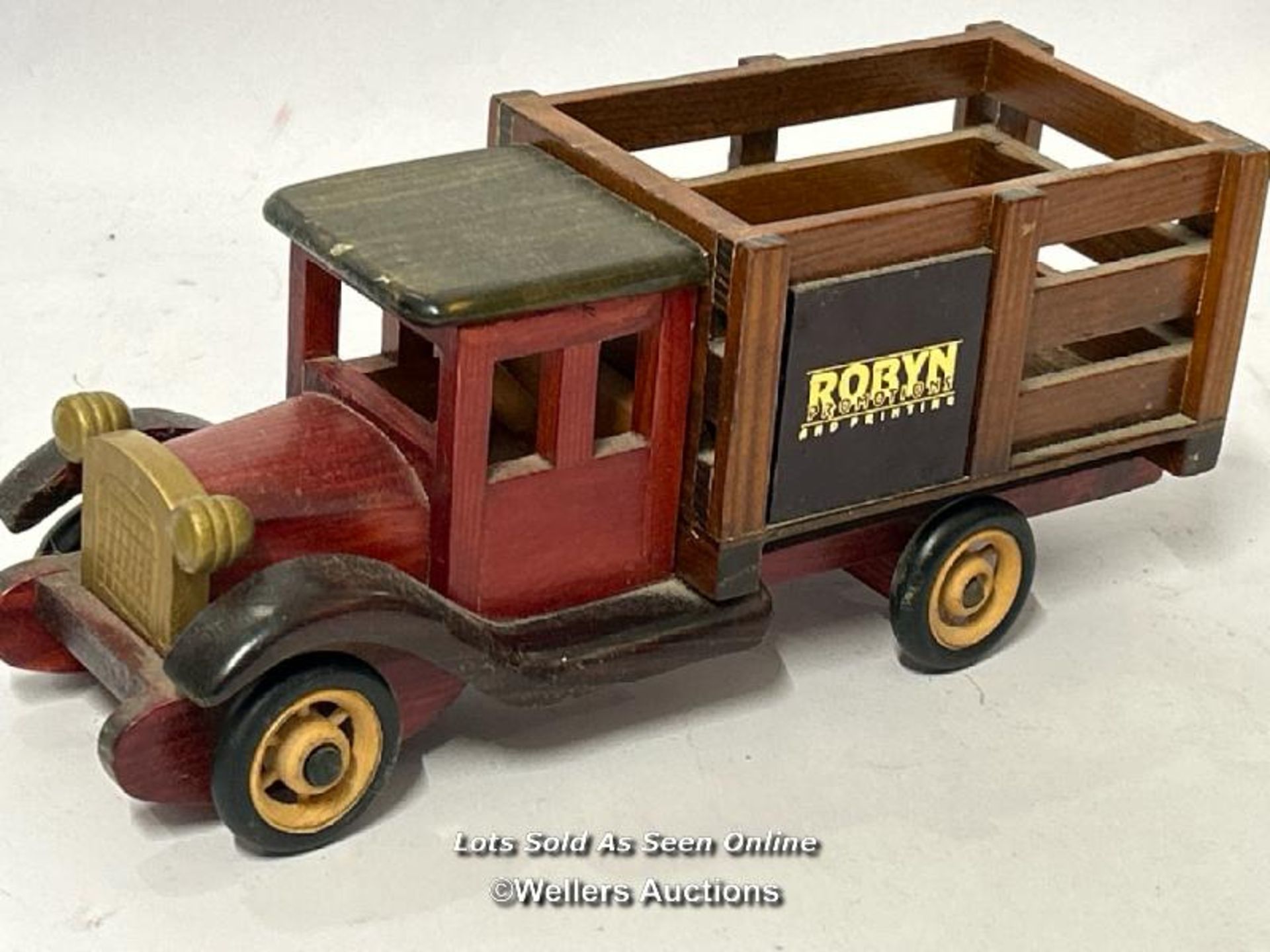 Vintage metal Pickford's Removals trailer model and wooden Robyn promotional truck model / AN10 - Image 4 of 4
