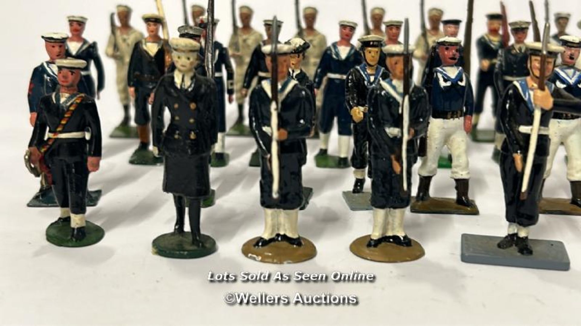 Thirty two assorted Britain's lead figures in Navy uniform / AN5 - Image 3 of 9
