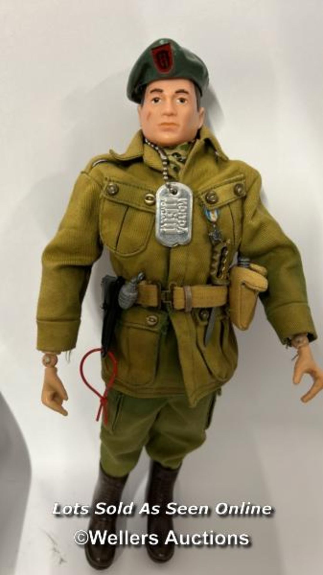 A 1964 Palitoy Action Man figure in American Green Beret fatigues and a wooden kit locker, Palitoy - Bild 2 aus 9