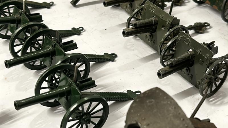 Large collection of diecast artilary guns and canons including mainly Britains, Dinky and Astra (27) - Image 5 of 12