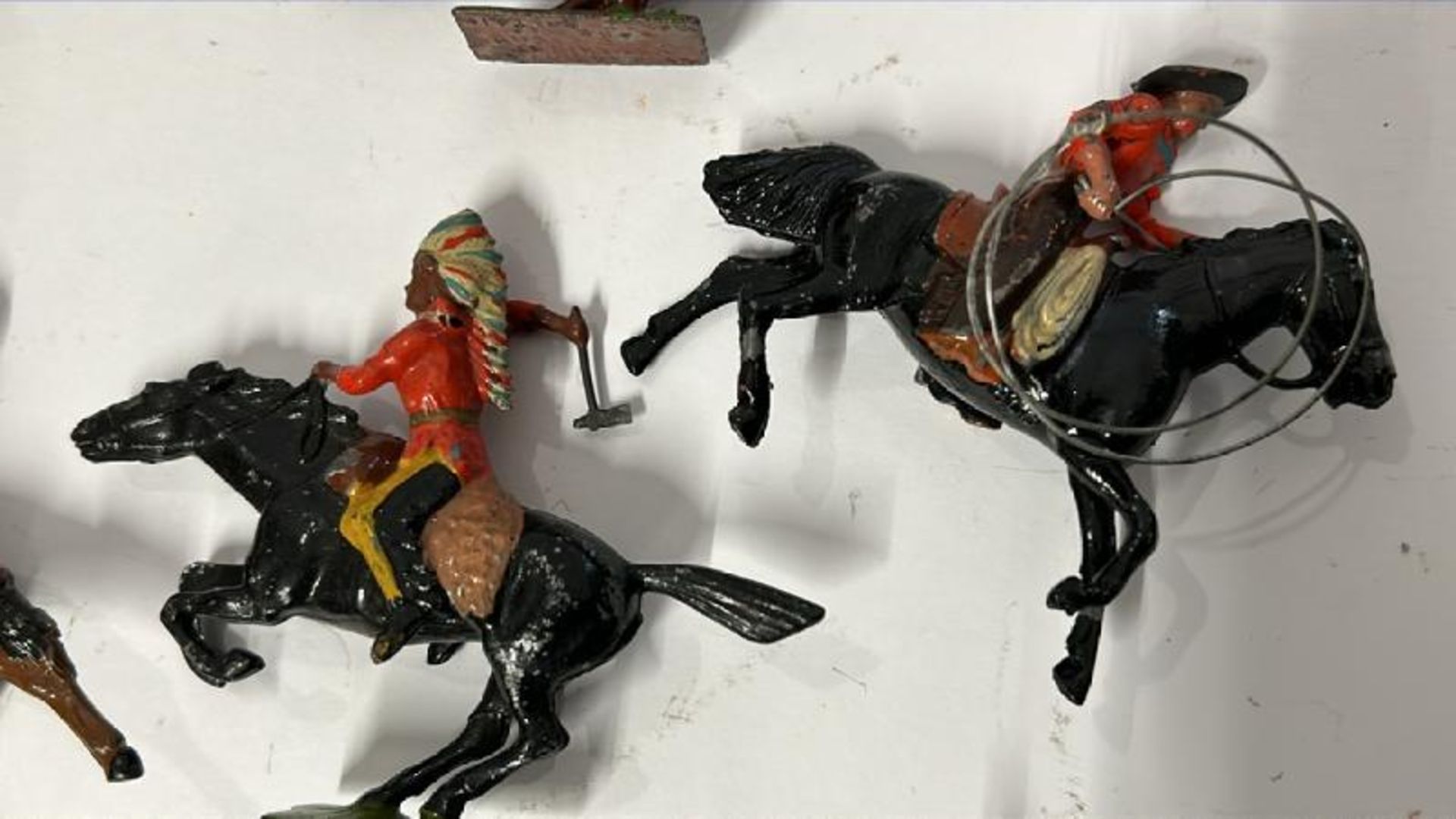 Mainly Britains lead 'Wild West' figures including horses, Cowboys and Native American warriors (29) - Bild 7 aus 11