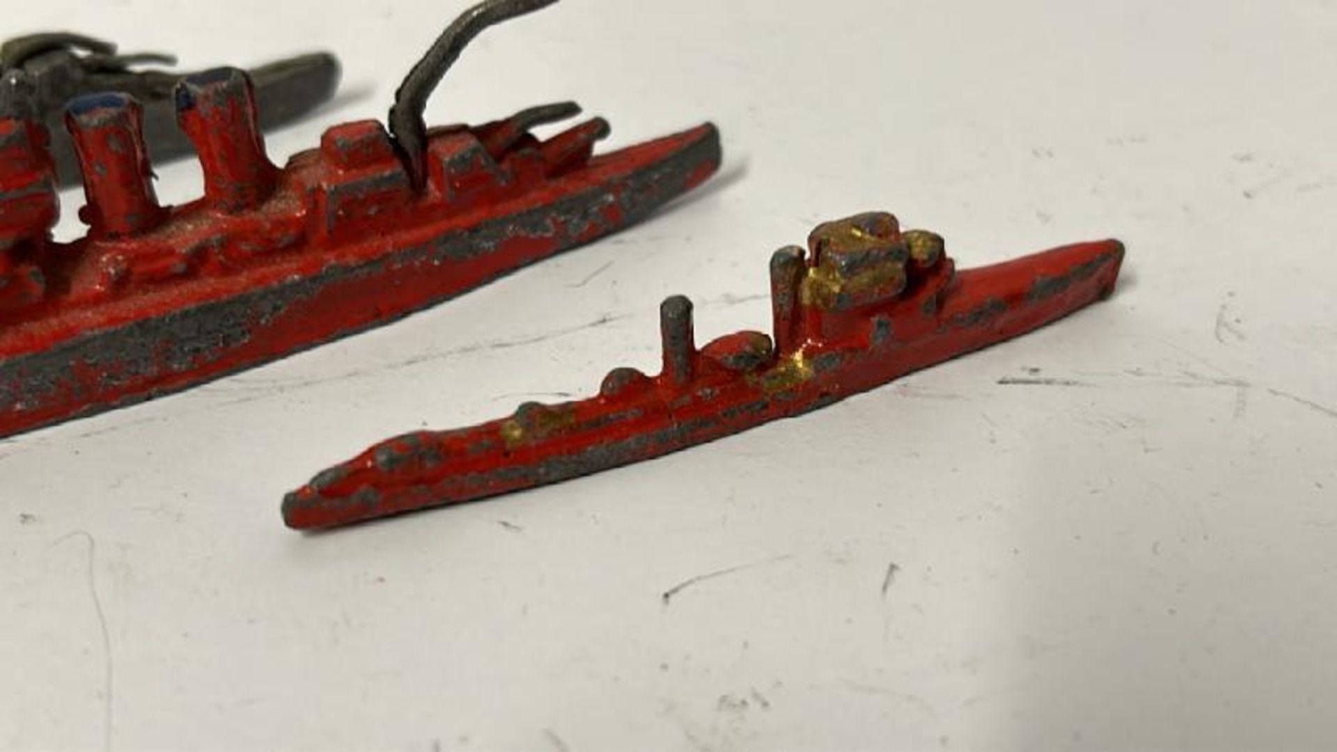 Four small metal warship models and a small metal car / AN21 - Image 5 of 7