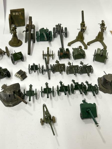 Large collection of diecast artilary guns and canons including mainly Britains, Dinky and Astra (27)