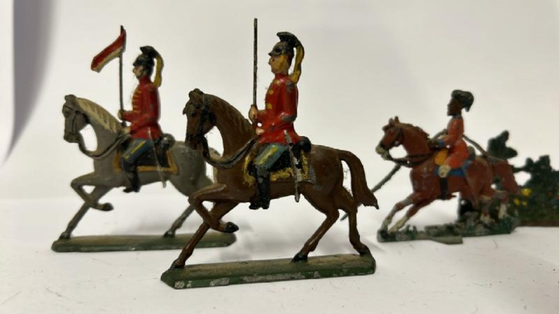 Hand Painted flat lead figures including WWII German soldiers and soldiers on horseback (17) / AN19 - Image 8 of 9