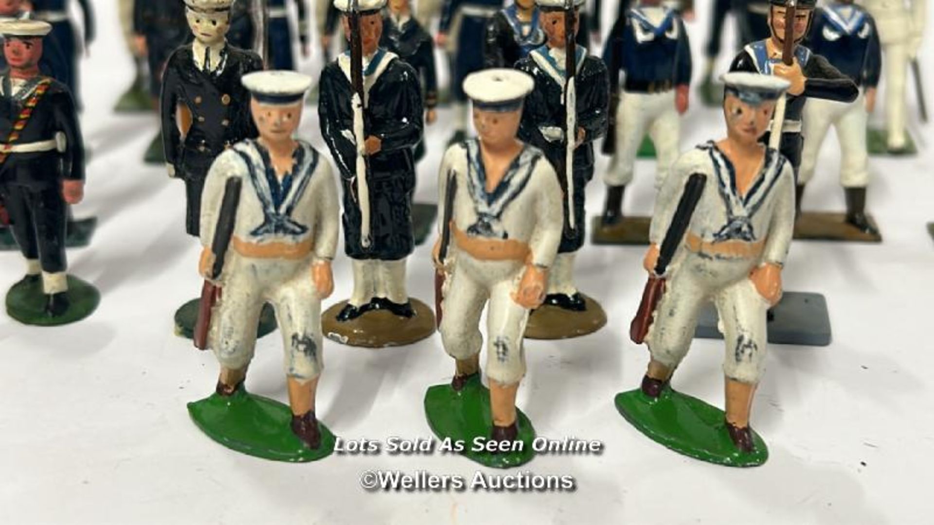 Thirty two assorted Britain's lead figures in Navy uniform / AN5 - Image 2 of 9