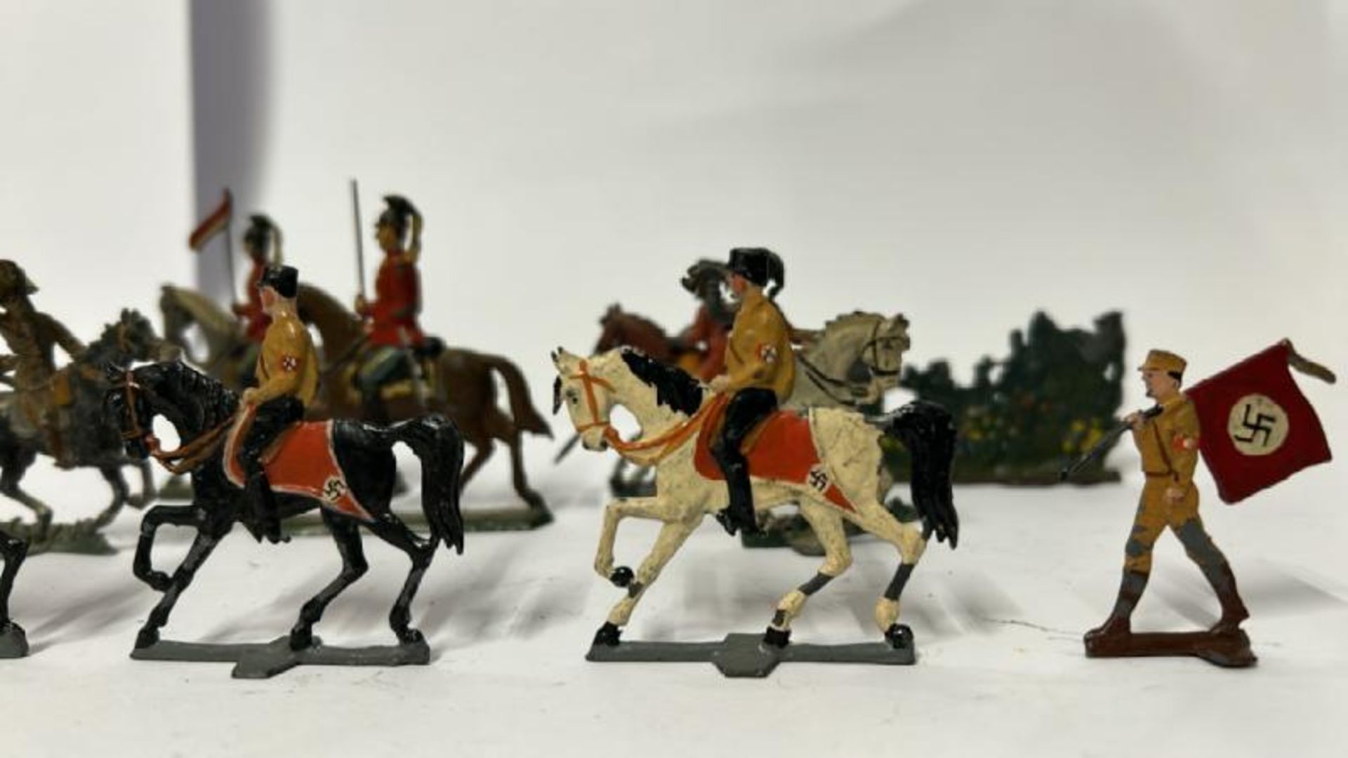Hand Painted flat lead figures including WWII German soldiers and soldiers on horseback (17) / AN19 - Image 5 of 9