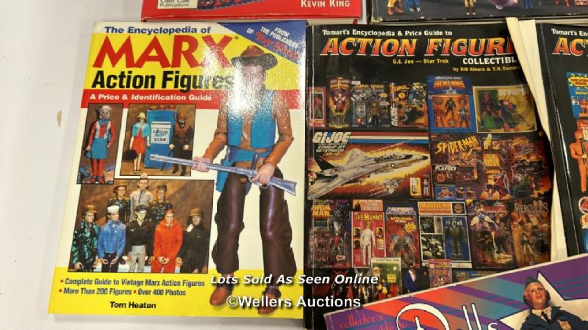 Fourteen assorted collecting books and magazines including Action Man, Barbie and Vintage Toys / - Image 7 of 10