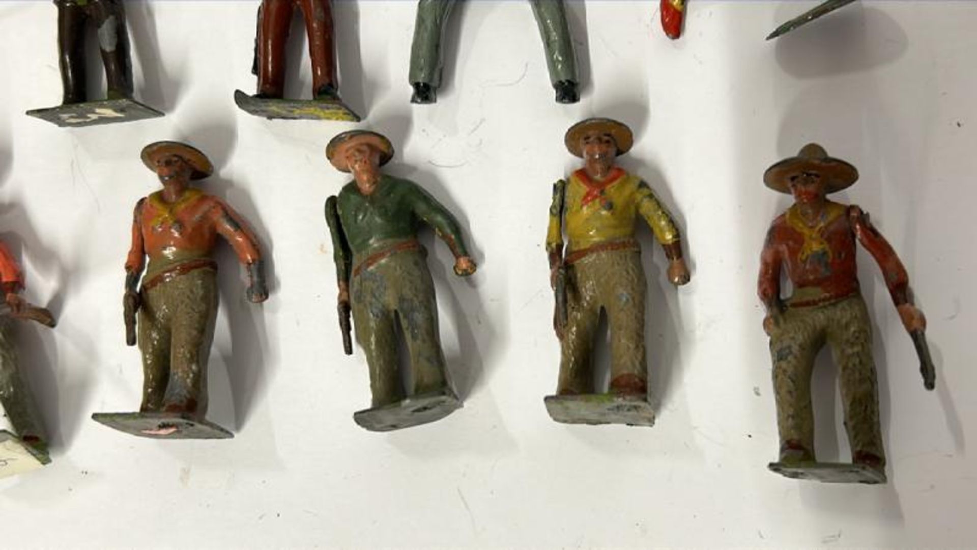 Mainly Britains lead 'Wild West' figures including horses, Cowboys and Native American warriors (29) - Bild 11 aus 11