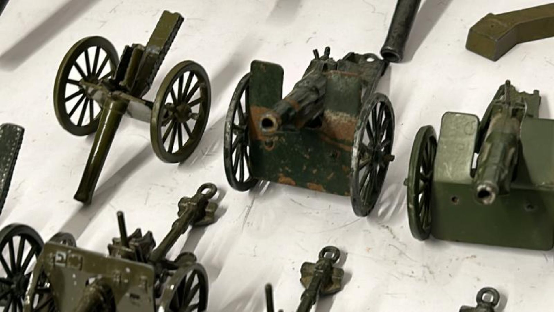 Large collection of diecast artilary guns and canons including mainly Britains, Dinky and Astra (27) - Image 6 of 12