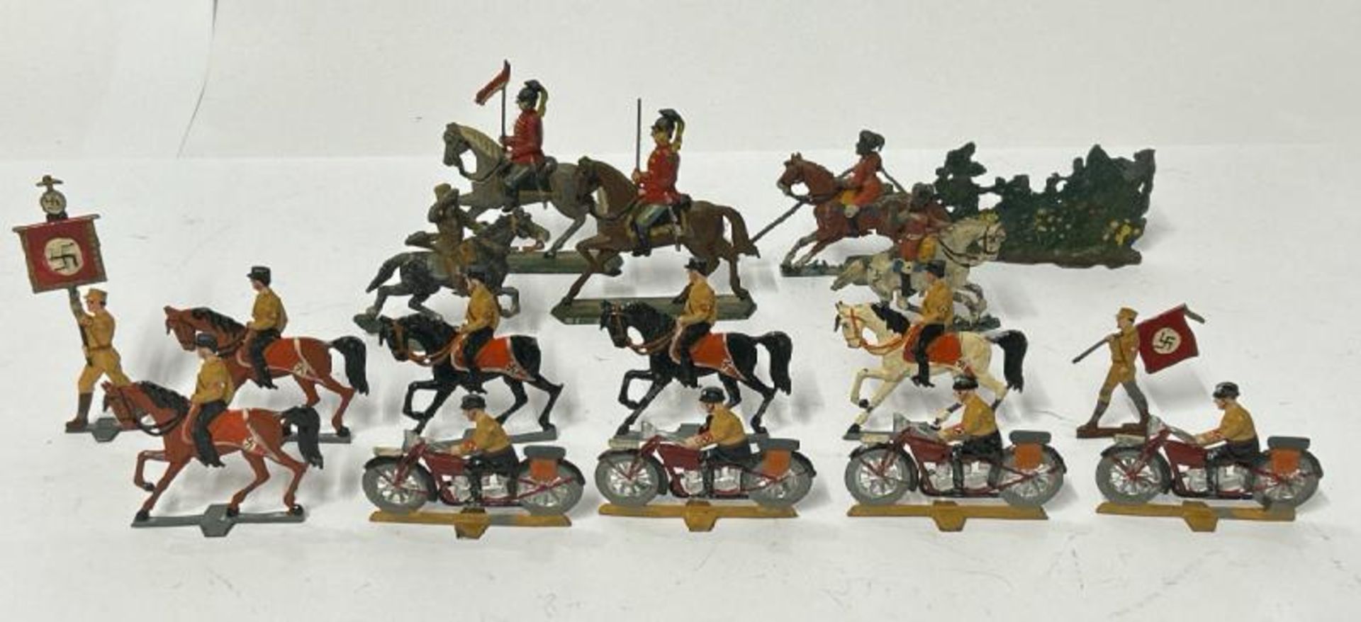 Hand Painted flat lead figures including WWII German soldiers and soldiers on horseback (17) / AN19