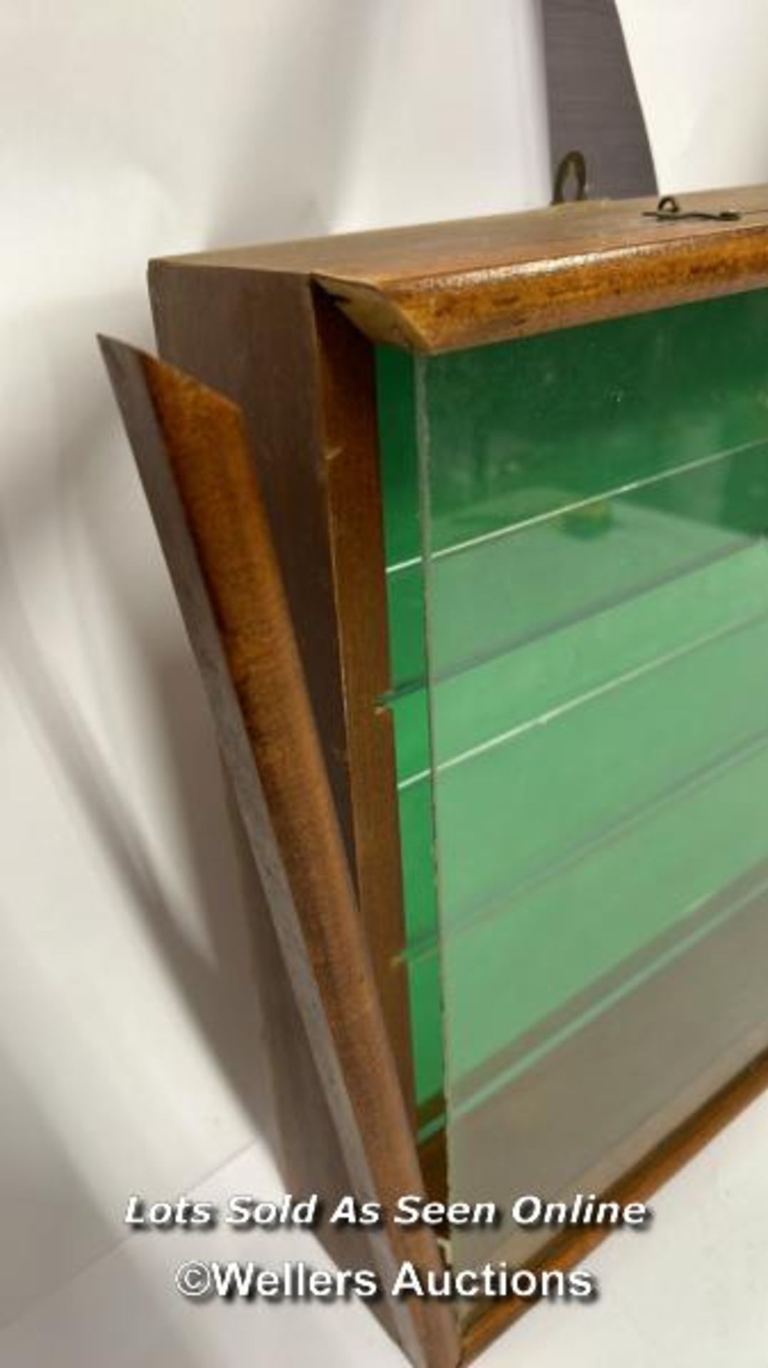 Wooden wall hanging display case with glass shelves, 86 x 43 x 11cm - Image 3 of 4