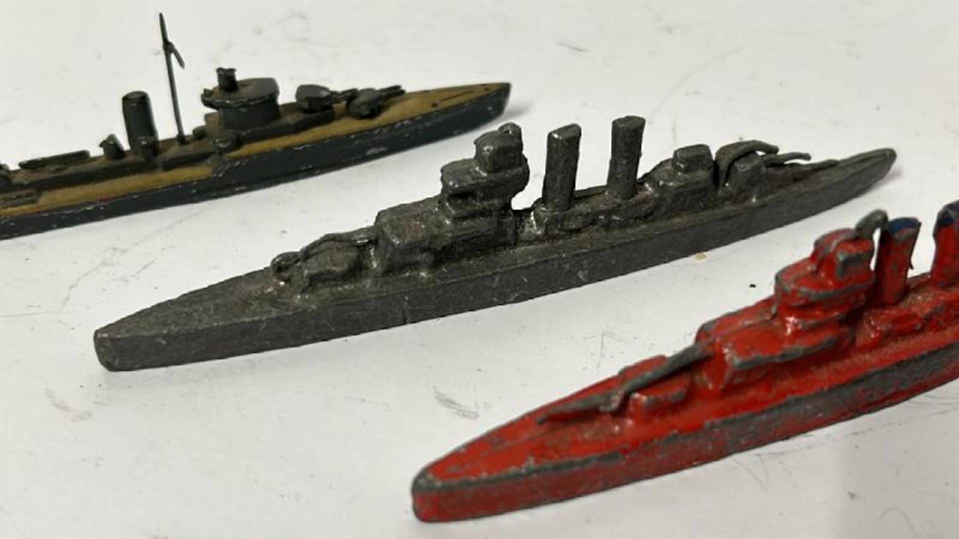 Four small metal warship models and a small metal car / AN21 - Image 3 of 7