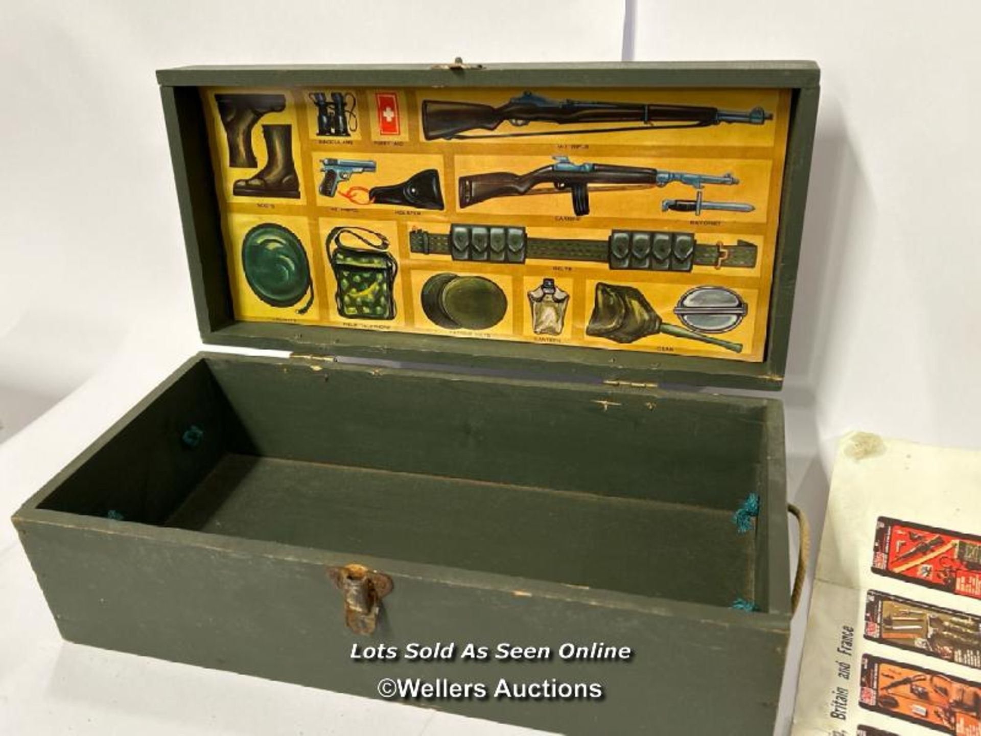 A 1964 Palitoy Action Man figure in American Green Beret fatigues and a wooden kit locker, Palitoy - Bild 6 aus 9