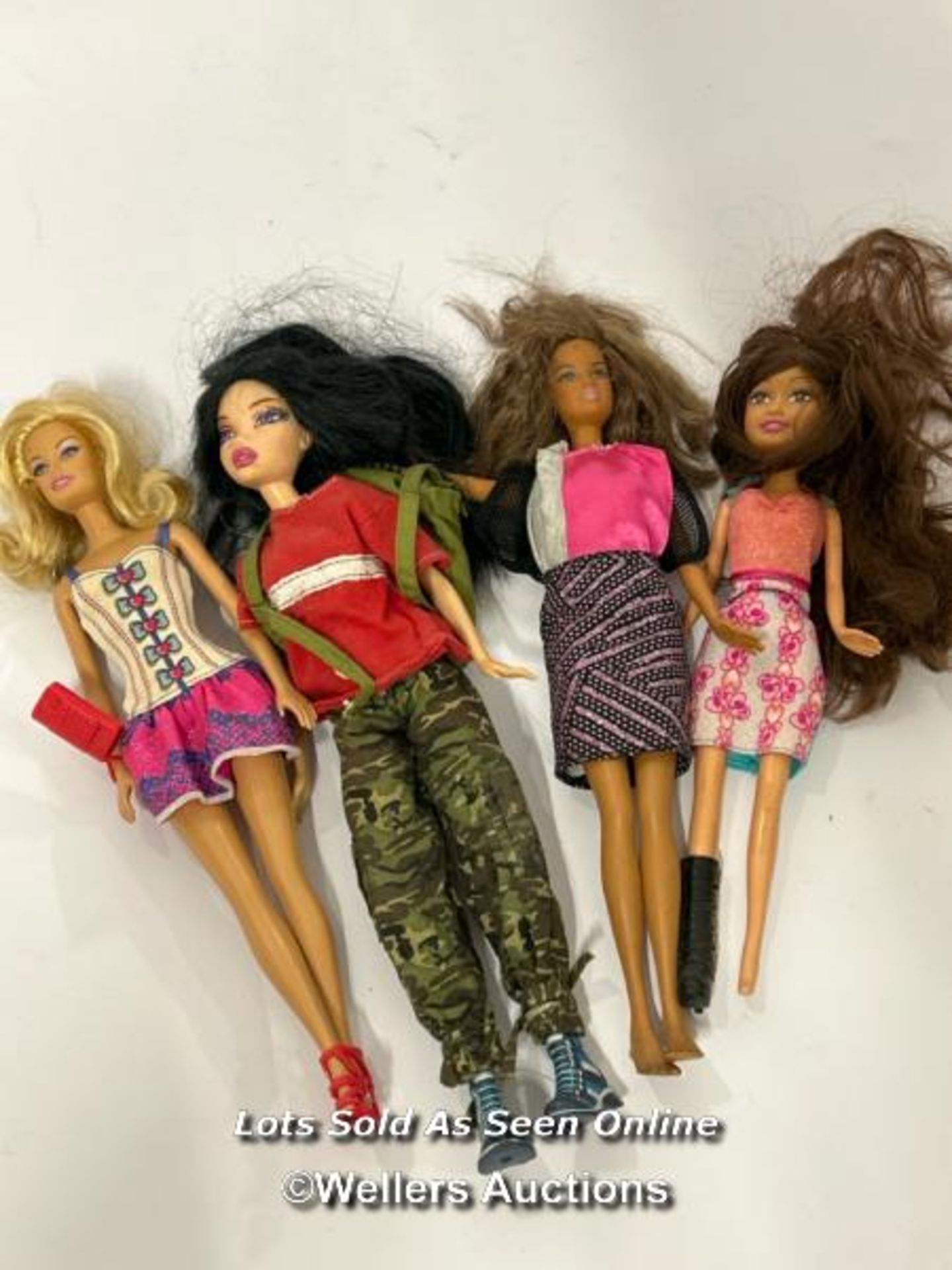 Four loose dolls including Barbie / AN3