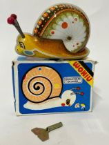Vintage Woniu tinplate wind up Snail in very good working condition with original box and key / AN18