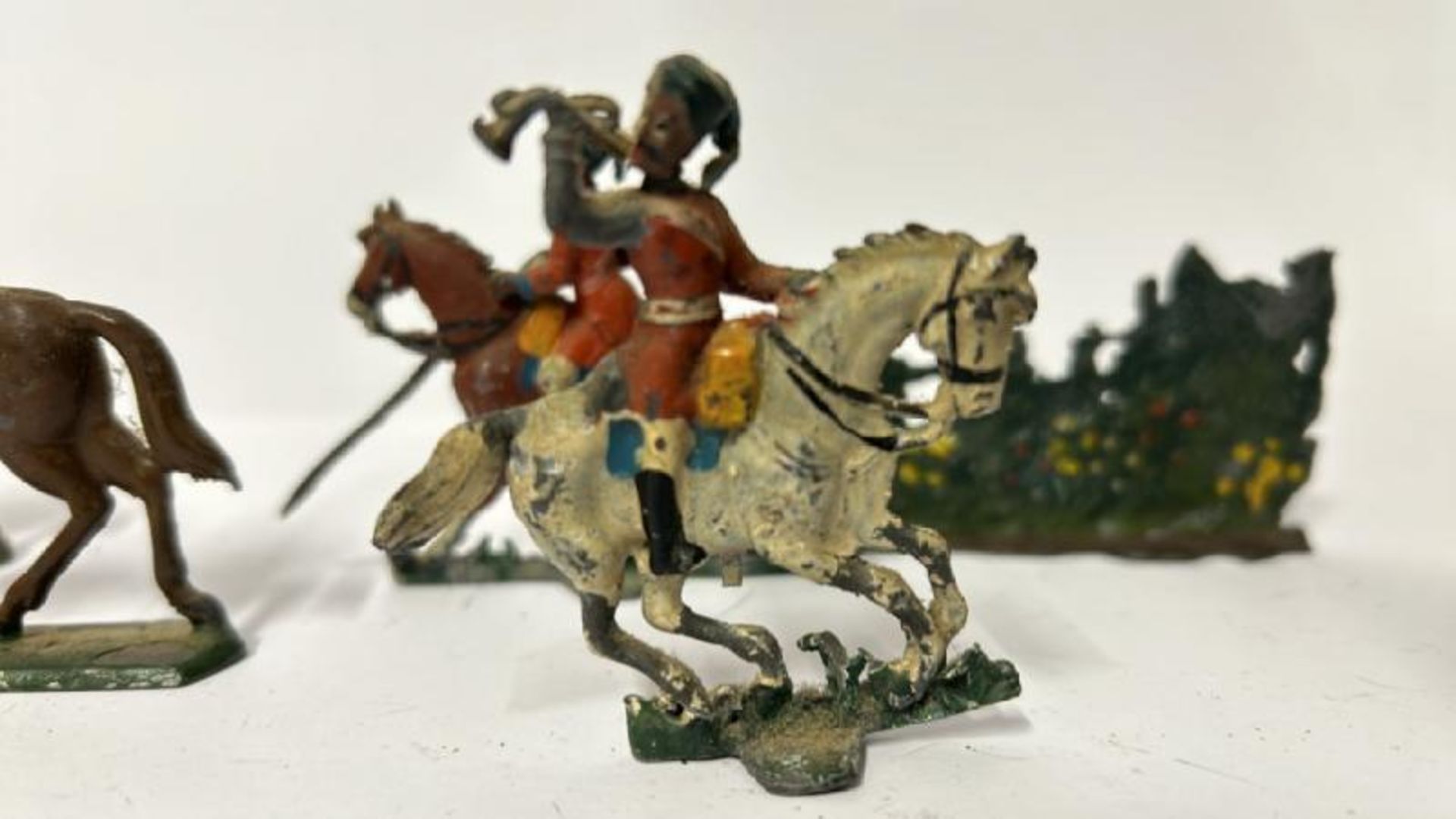 Hand Painted flat lead figures including WWII German soldiers and soldiers on horseback (17) / AN19 - Image 7 of 9