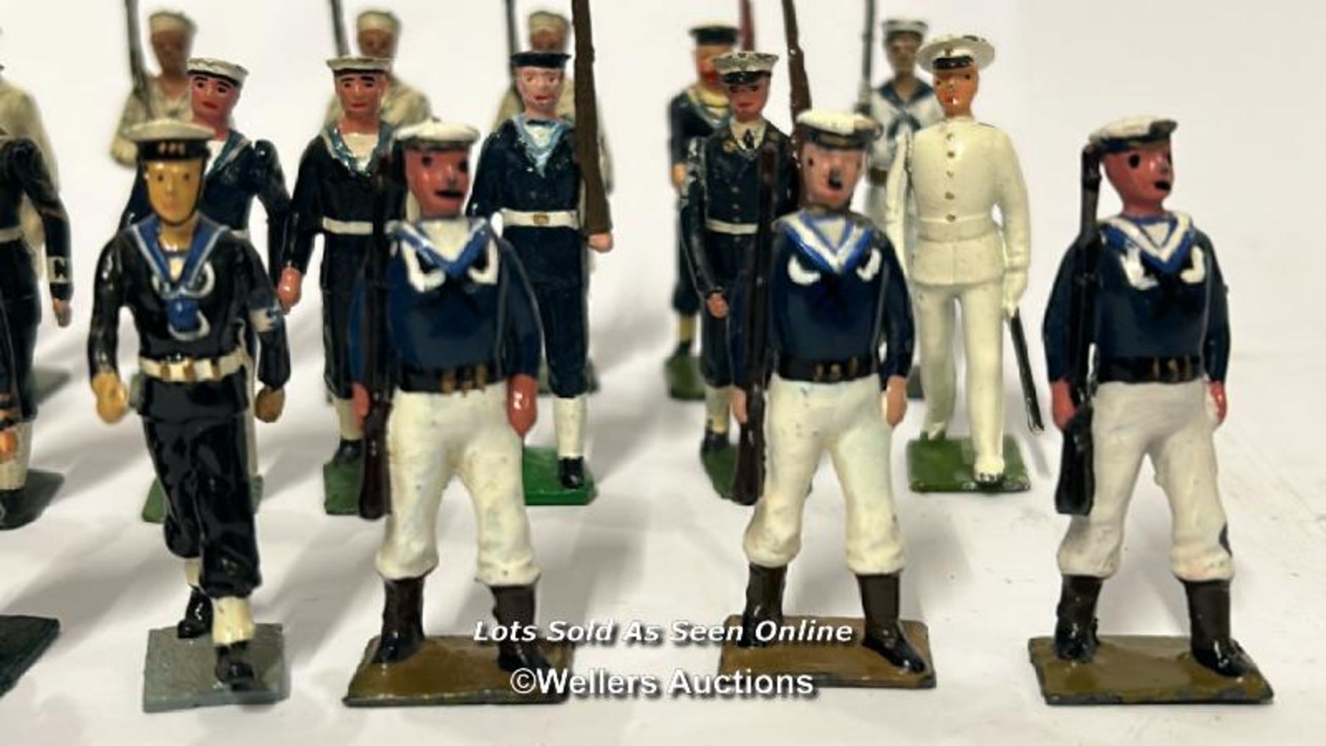 Thirty two assorted Britain's lead figures in Navy uniform / AN5 - Image 4 of 9