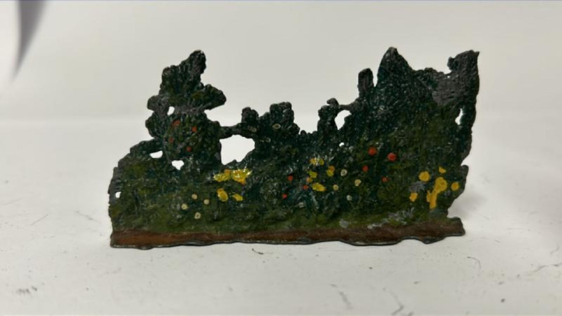 Hand Painted flat lead figures including WWII German soldiers and soldiers on horseback (17) / AN19 - Image 9 of 9