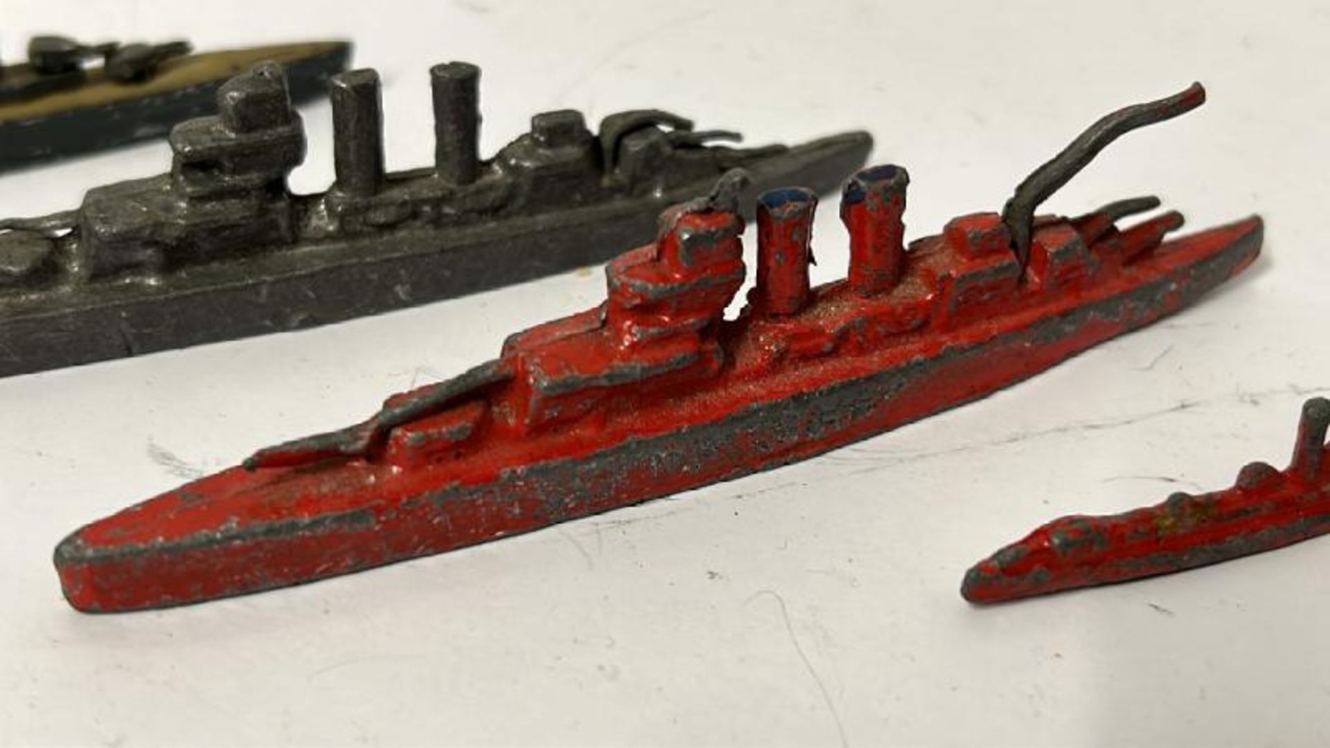 Four small metal warship models and a small metal car / AN21 - Image 4 of 7