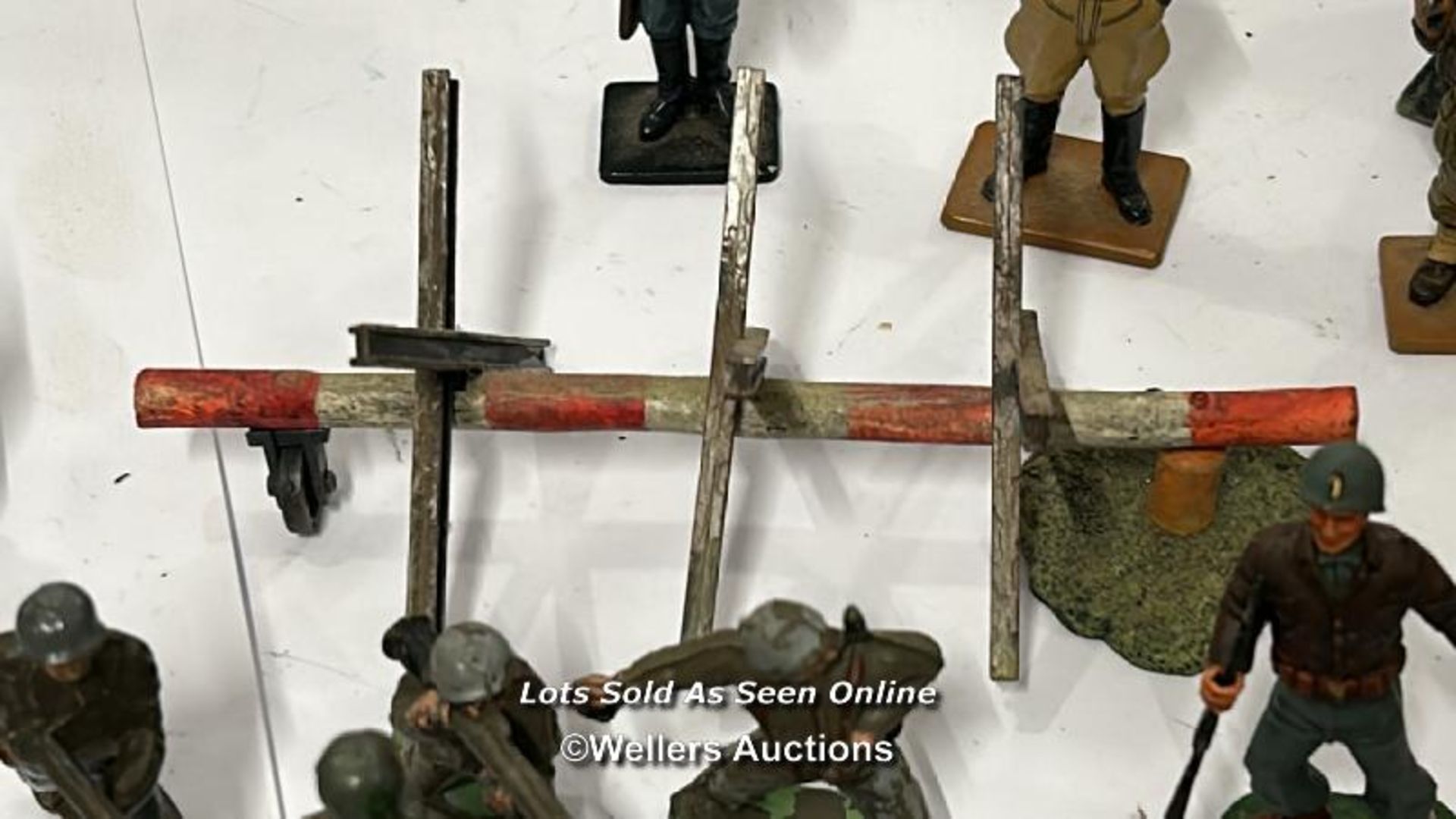 Assorted military figures and accessories including metal hand painted soldiers, plastic soldiers, - Image 9 of 17