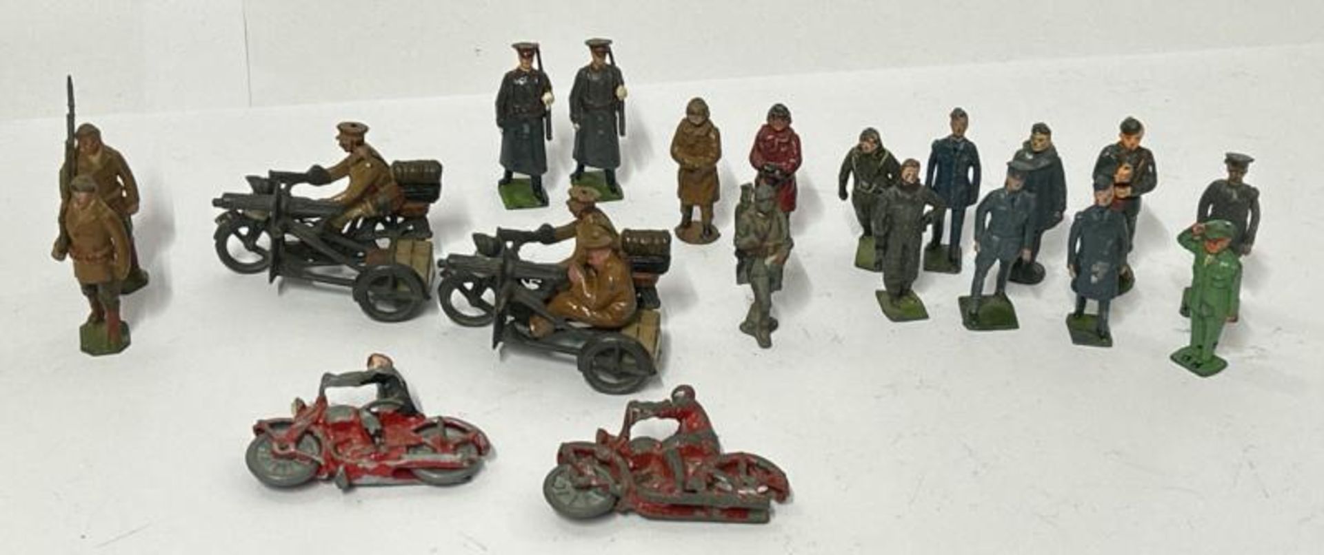 Collection of Britains assorted lead WWI & WWII figures and motorbikes (20) / AN19