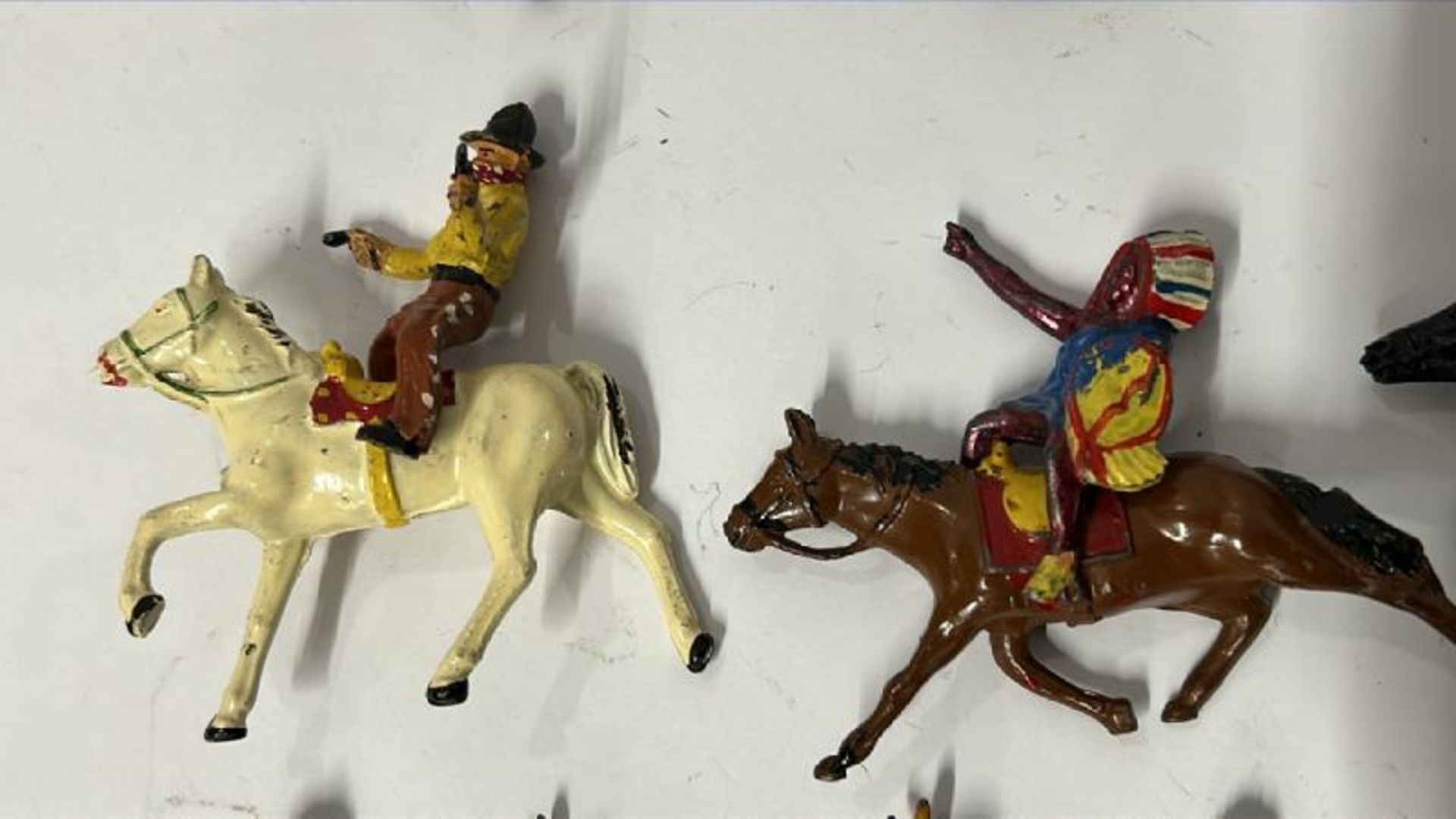 Mainly Britains lead 'Wild West' figures including horses, Cowboys and Native American warriors (29) - Bild 6 aus 11
