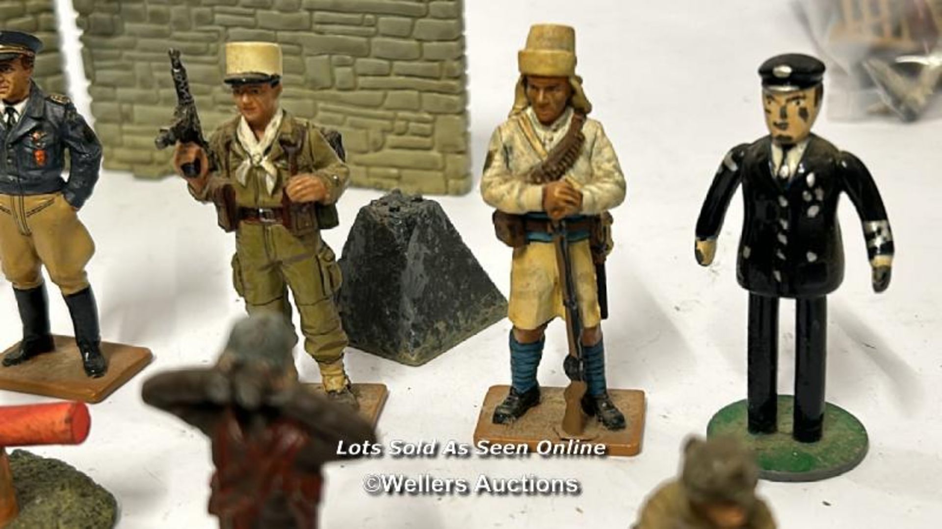 Assorted military figures and accessories including metal hand painted soldiers, plastic soldiers, - Image 5 of 17