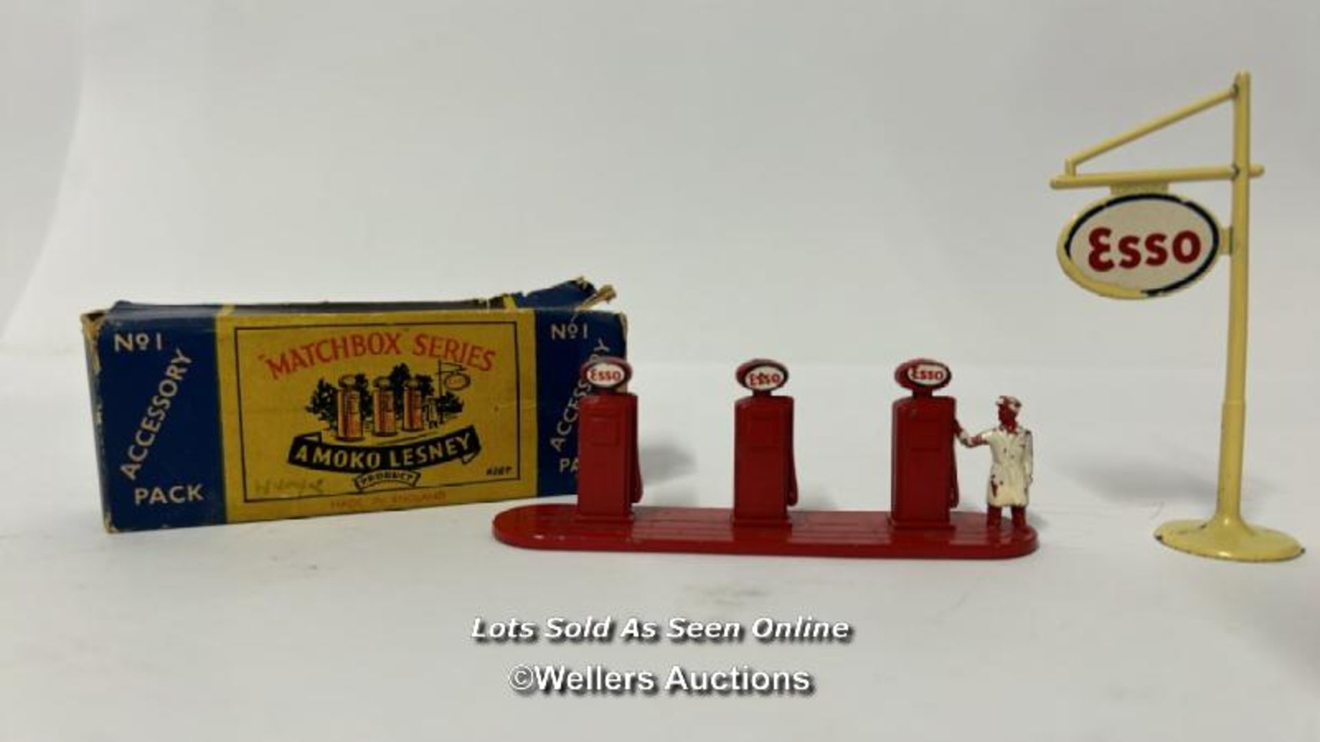 Vintage Matchbox Models of Yesteryear including Moko Lesney accessory pack no.1 Esso gas pumps and - Image 2 of 21