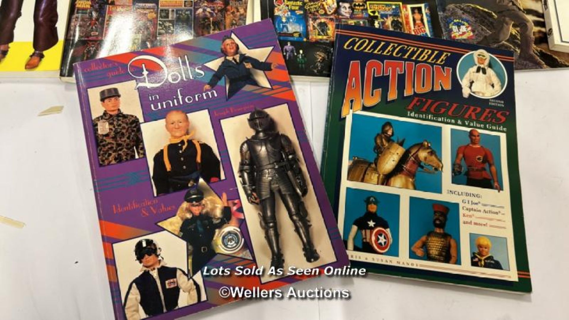 Fourteen assorted collecting books and magazines including Action Man, Barbie and Vintage Toys / - Image 10 of 10