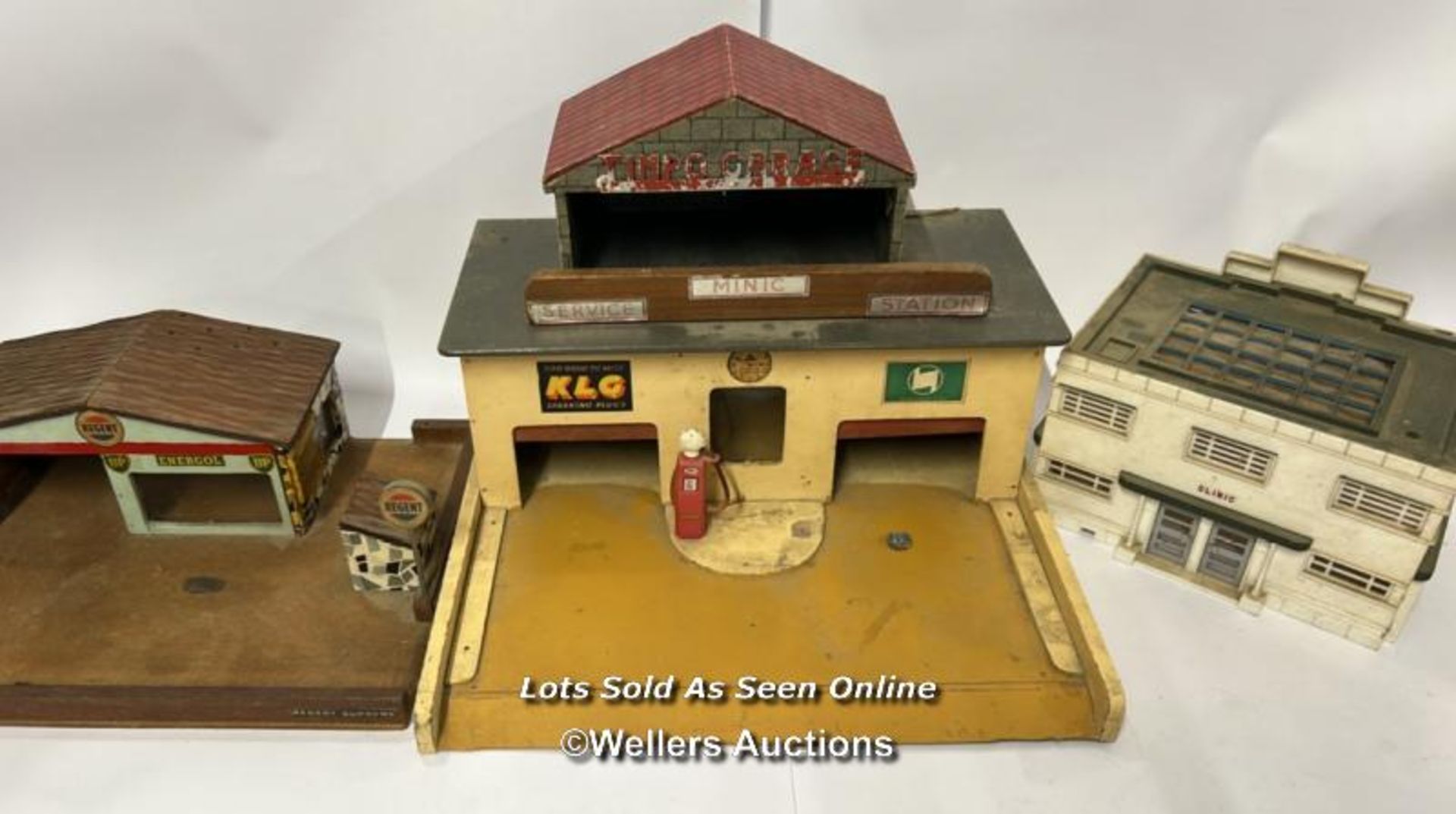 Two vintage wooden garage models and a plastic clinic building / AN5