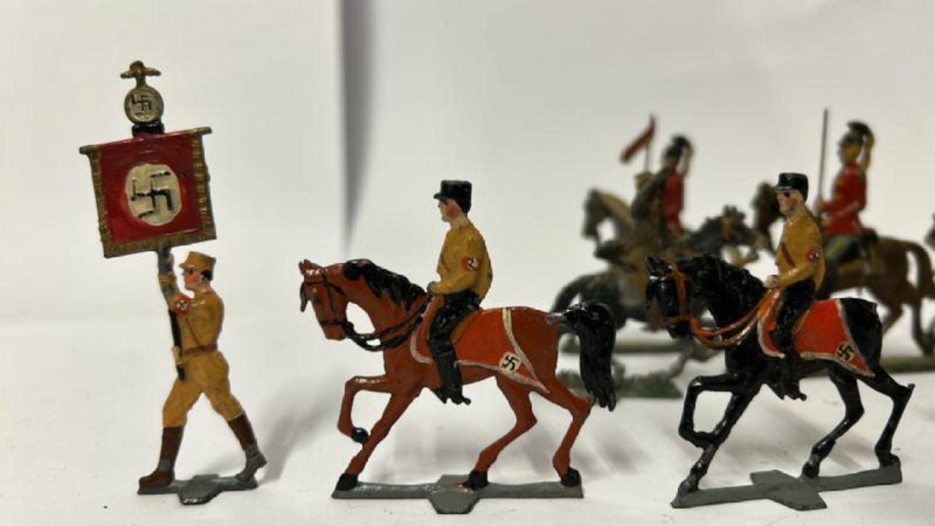 Hand Painted flat lead figures including WWII German soldiers and soldiers on horseback (17) / AN19 - Image 4 of 9