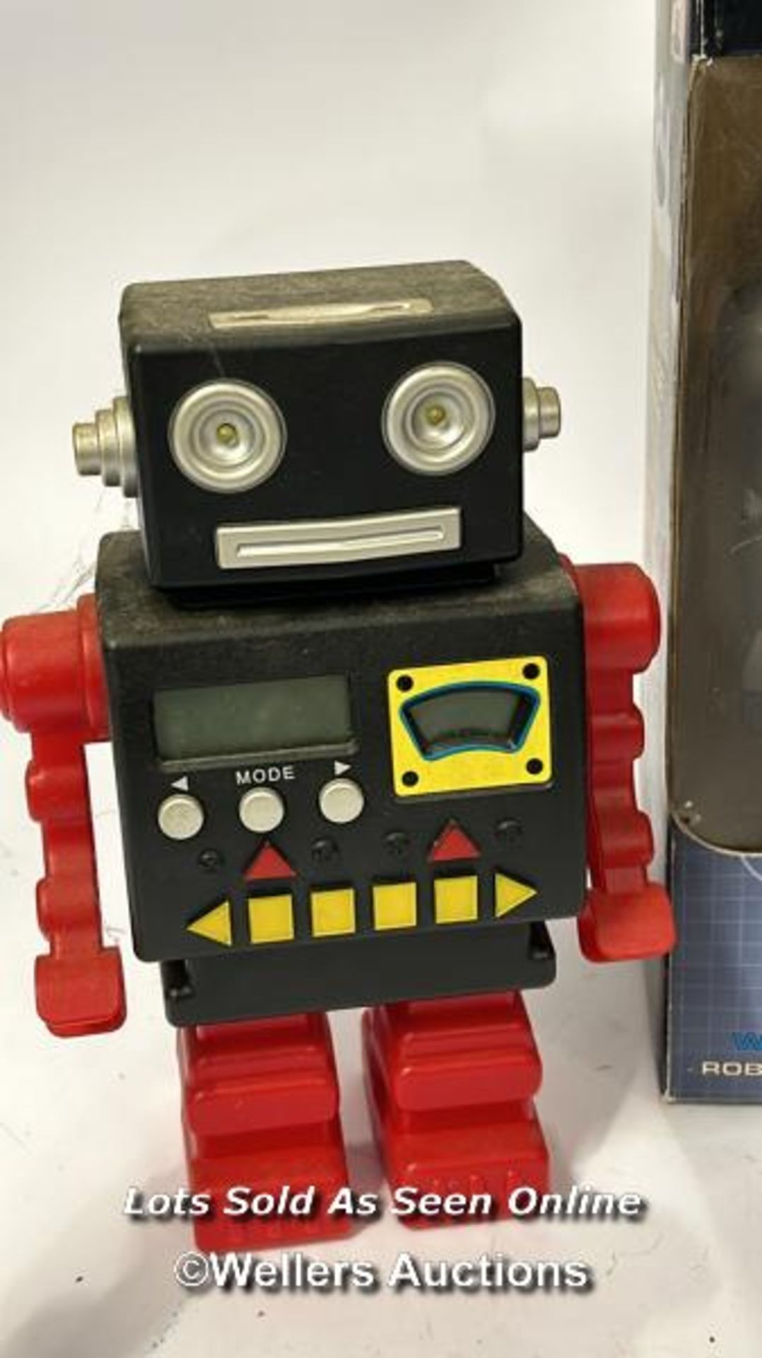 Toy robots to include Lost in Space, Bot-T and a 1975 D-C-Marx Mr Smash wind up toy / AN7 - Bild 5 aus 7