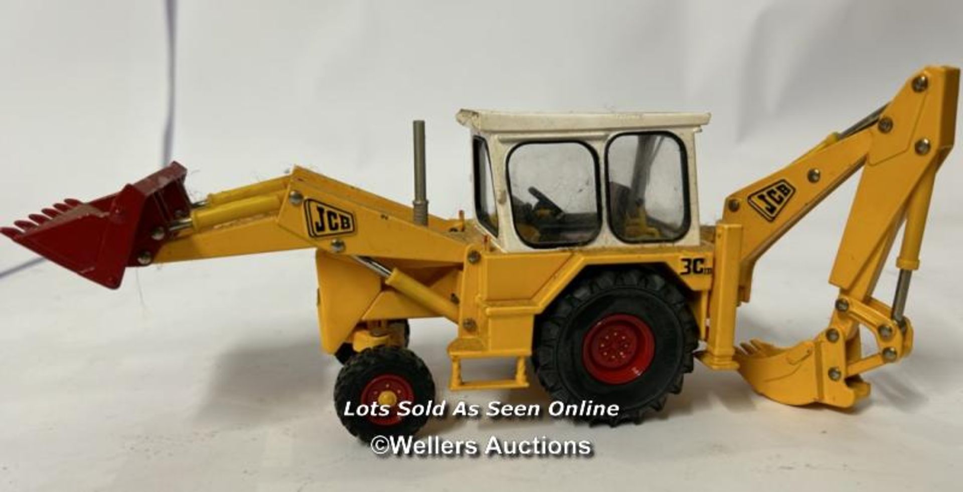 Britain's JCB digger no. 42905 with two model tractors / AN4 - Bild 2 aus 9