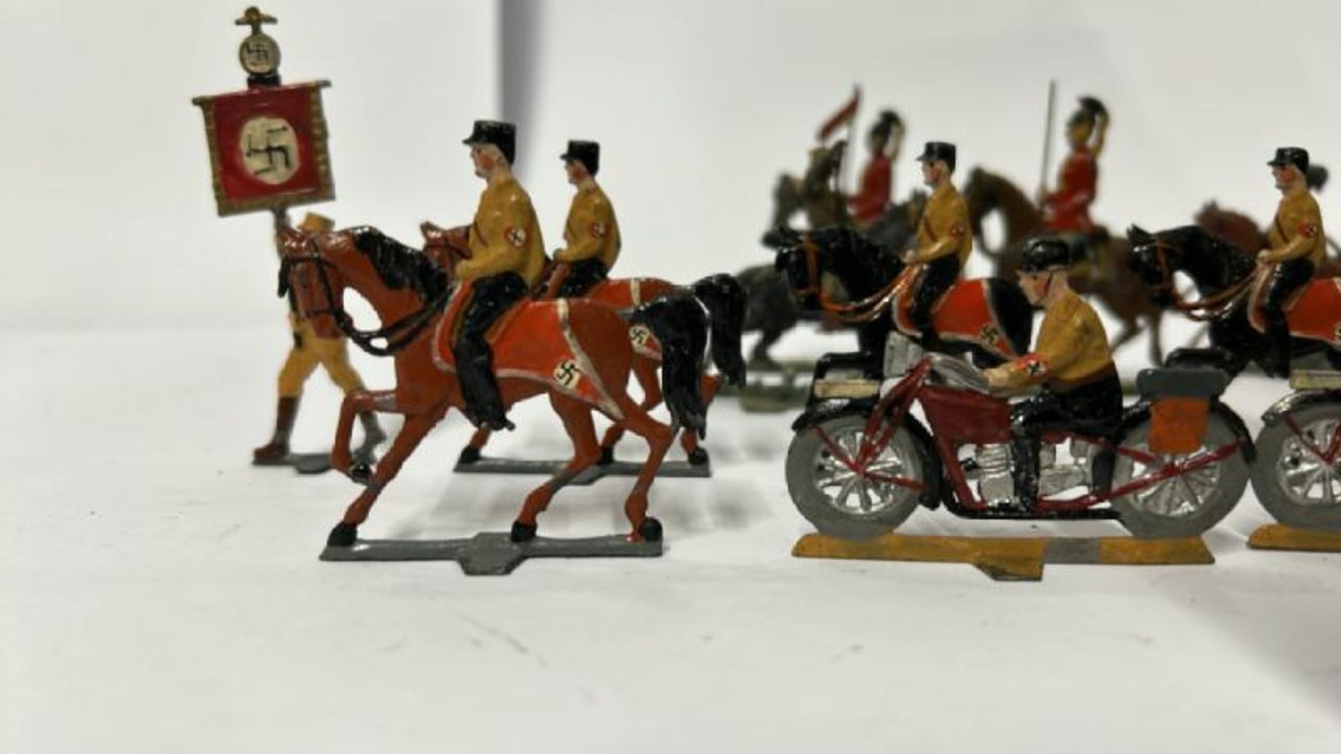 Hand Painted flat lead figures including WWII German soldiers and soldiers on horseback (17) / AN19 - Image 2 of 9