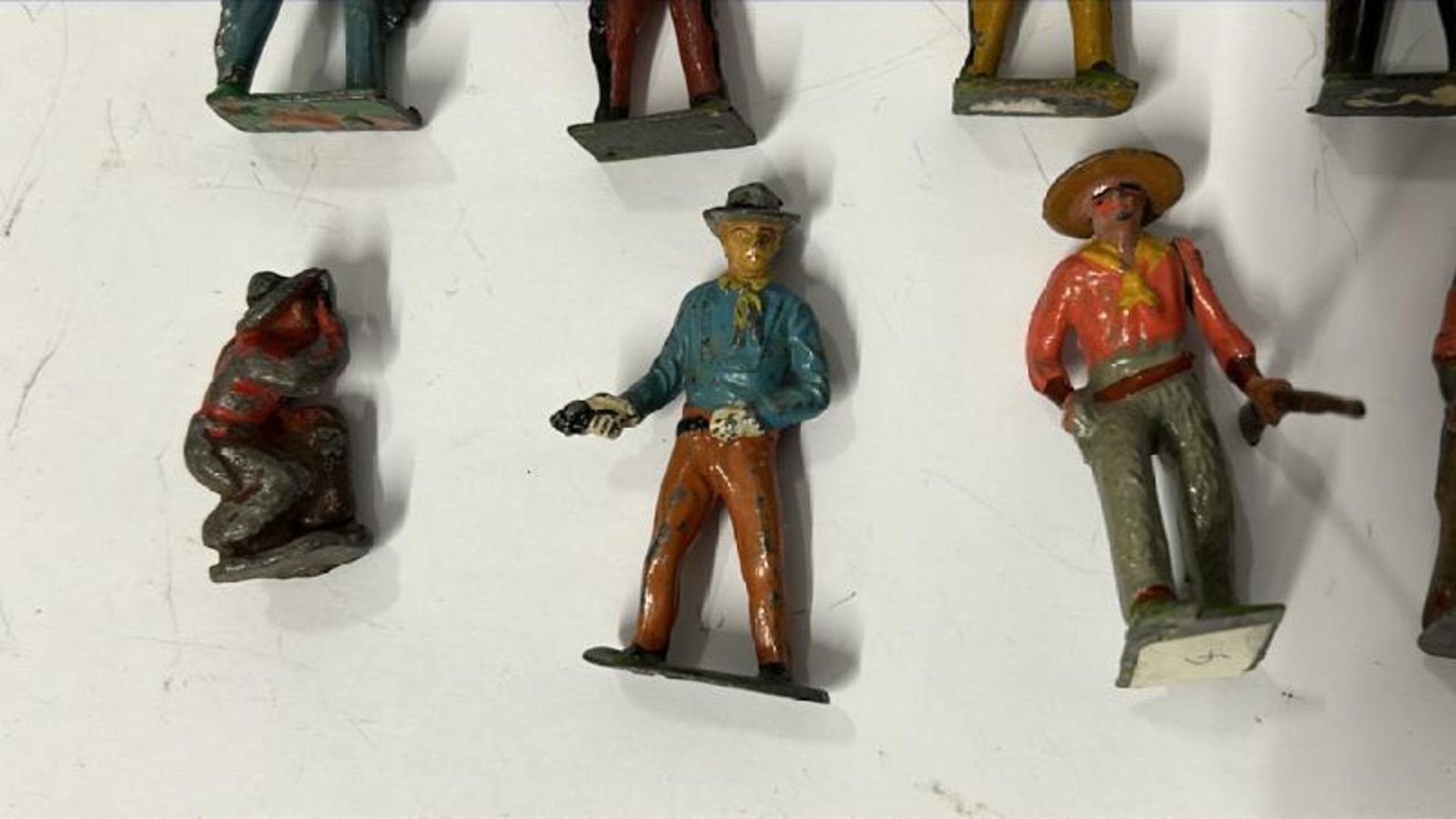 Mainly Britains lead 'Wild West' figures including horses, Cowboys and Native American warriors (29) - Bild 10 aus 11