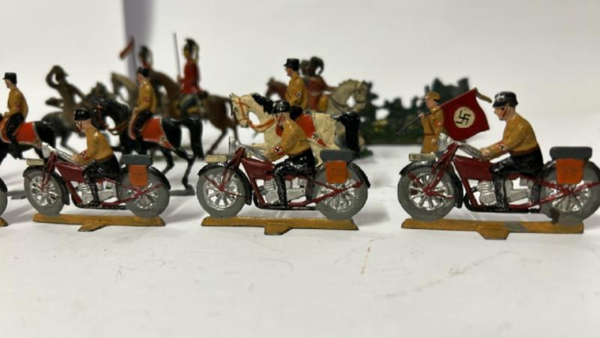 Hand Painted flat lead figures including WWII German soldiers and soldiers on horseback (17) / AN19 - Image 3 of 9