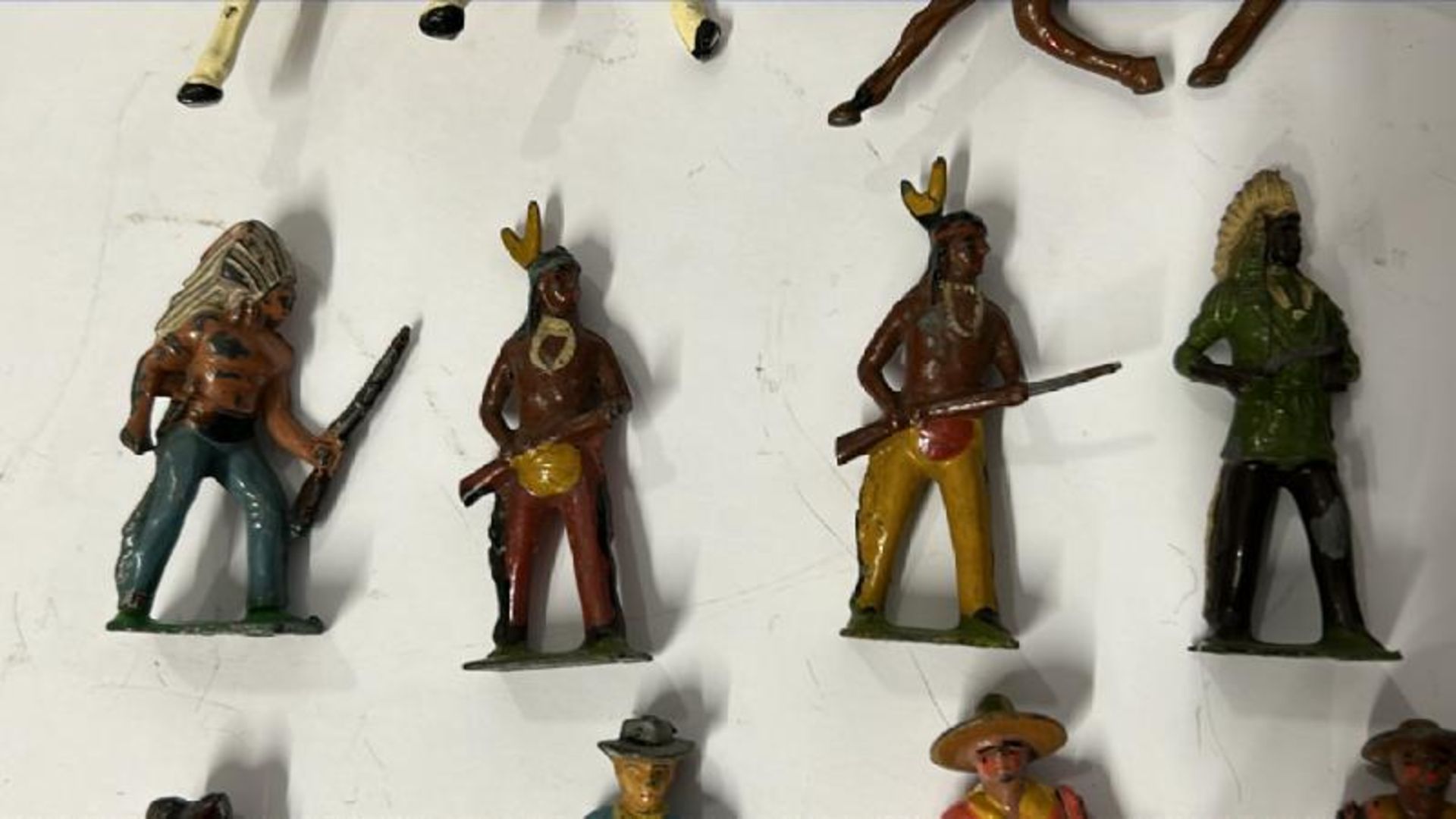 Mainly Britains lead 'Wild West' figures including horses, Cowboys and Native American warriors (29) - Bild 8 aus 11