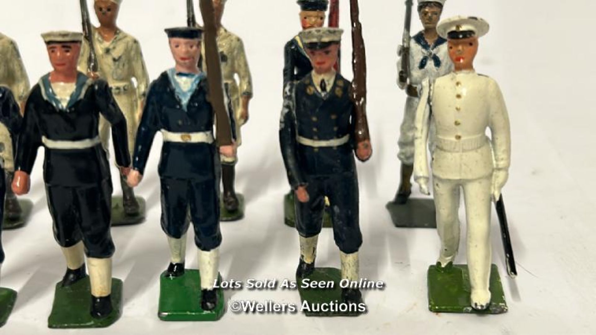 Thirty two assorted Britain's lead figures in Navy uniform / AN5 - Image 6 of 9