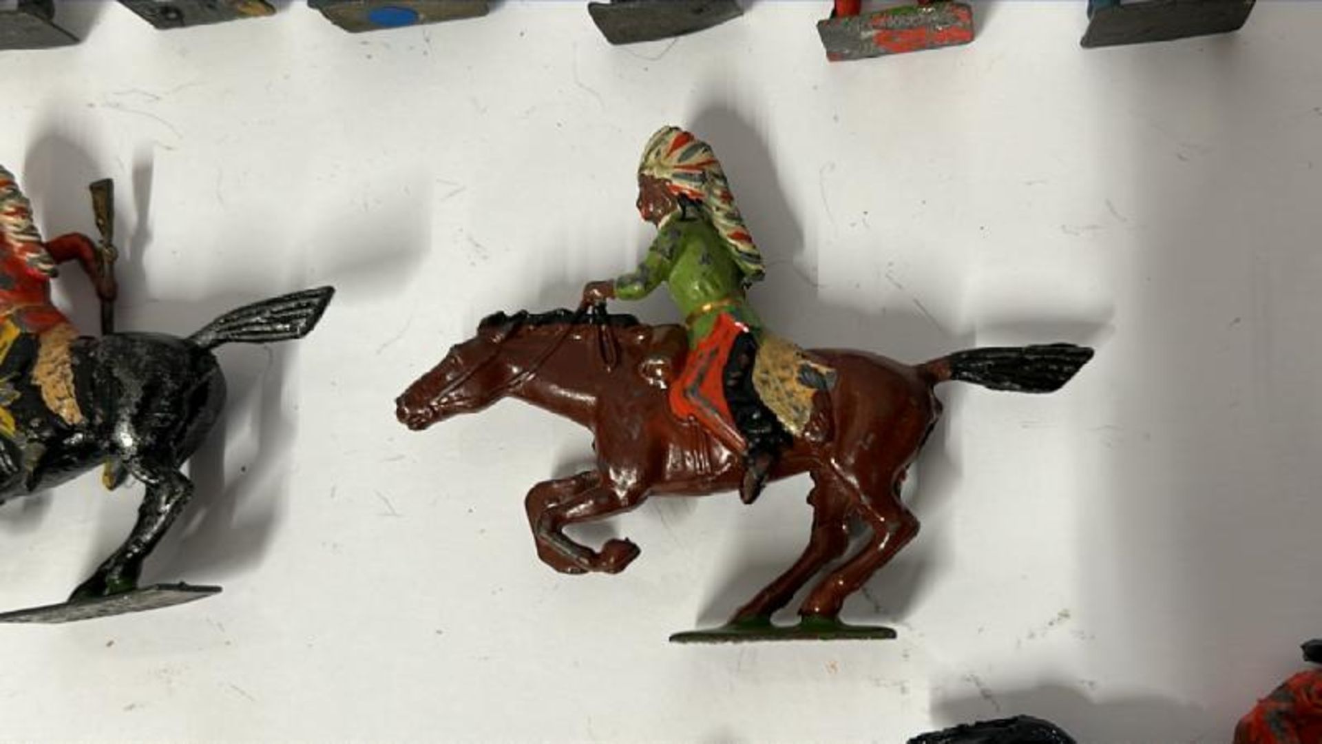 Mainly Britains lead 'Wild West' figures including horses, Cowboys and Native American warriors (29) - Bild 5 aus 11