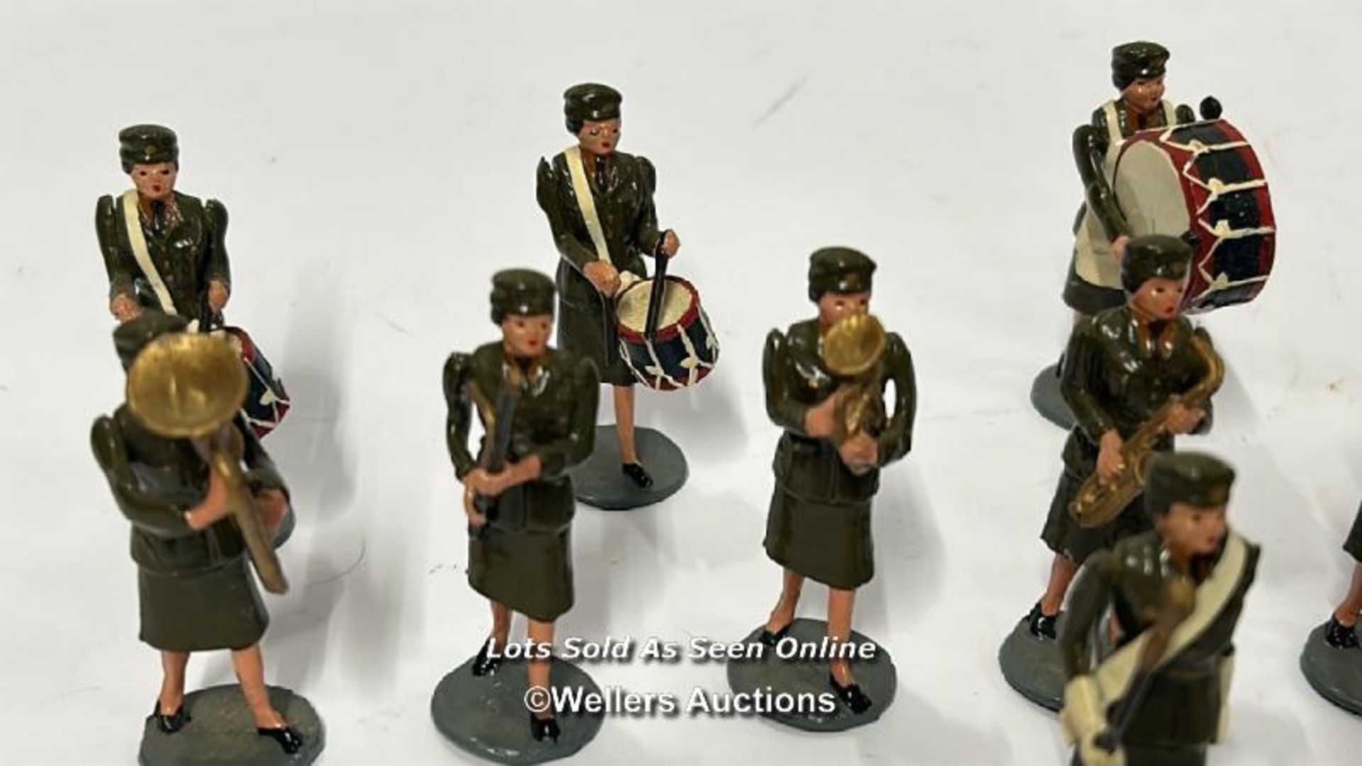 A group of eleven hand painted lead figures of a female marching band in WWII era uniform / AN5 - Image 4 of 7