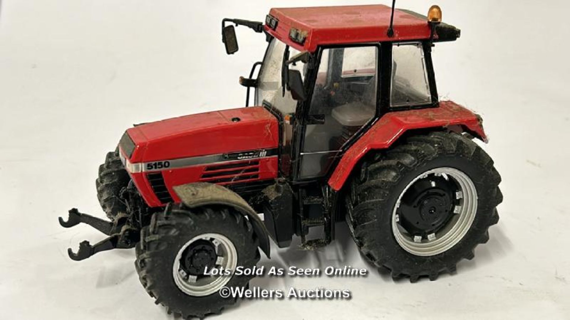 Britain's JCB digger no. 42905 with two model tractors / AN4 - Bild 4 aus 9