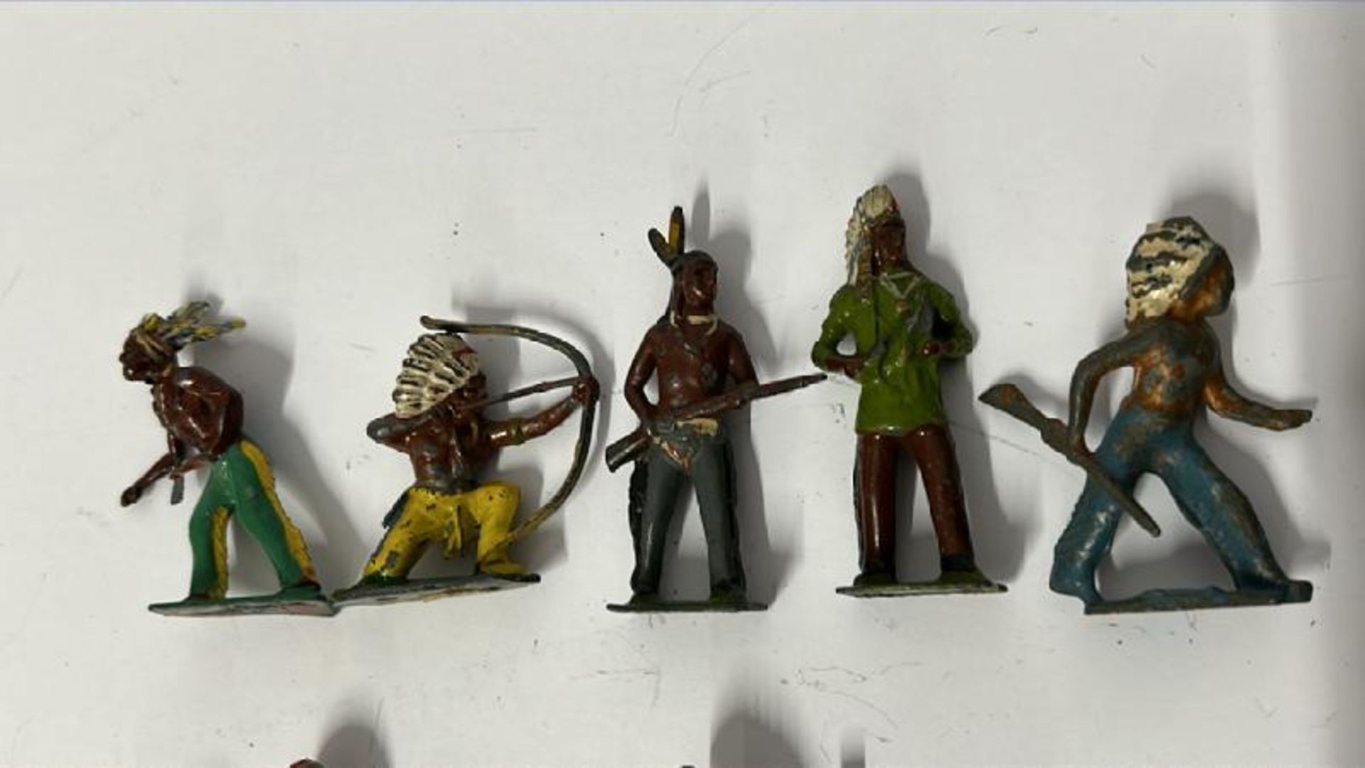 Mainly Britains lead 'Wild West' figures including horses, Cowboys and Native American warriors (29) - Bild 2 aus 11