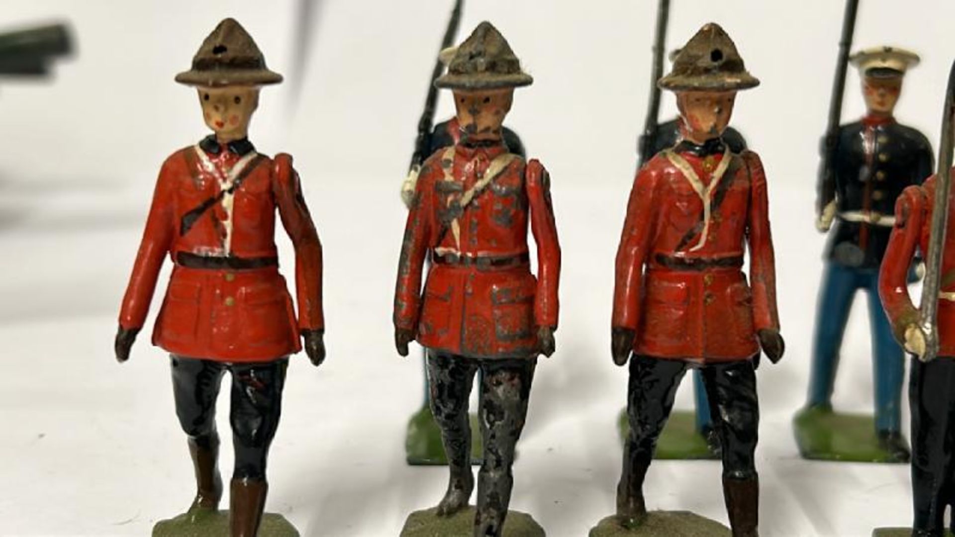 Assorted Britains lead soldiers including Grenadier guards, U.S. Marines and Foot Infantry - Image 9 of 14