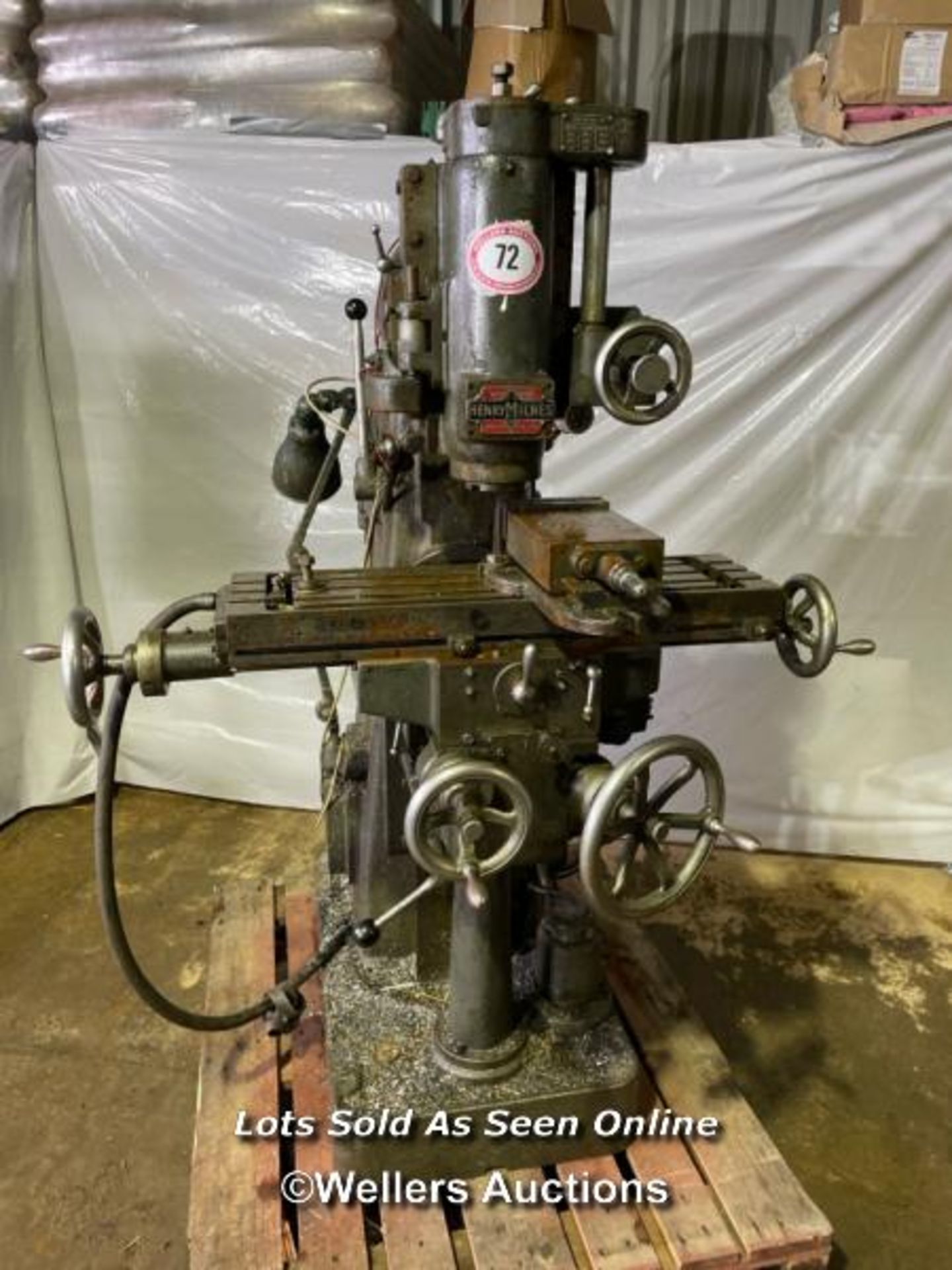 HENRY MILNES LTD. VERTICAL MILL, INCL. MACHINE VICE, IN WORKING ORDER