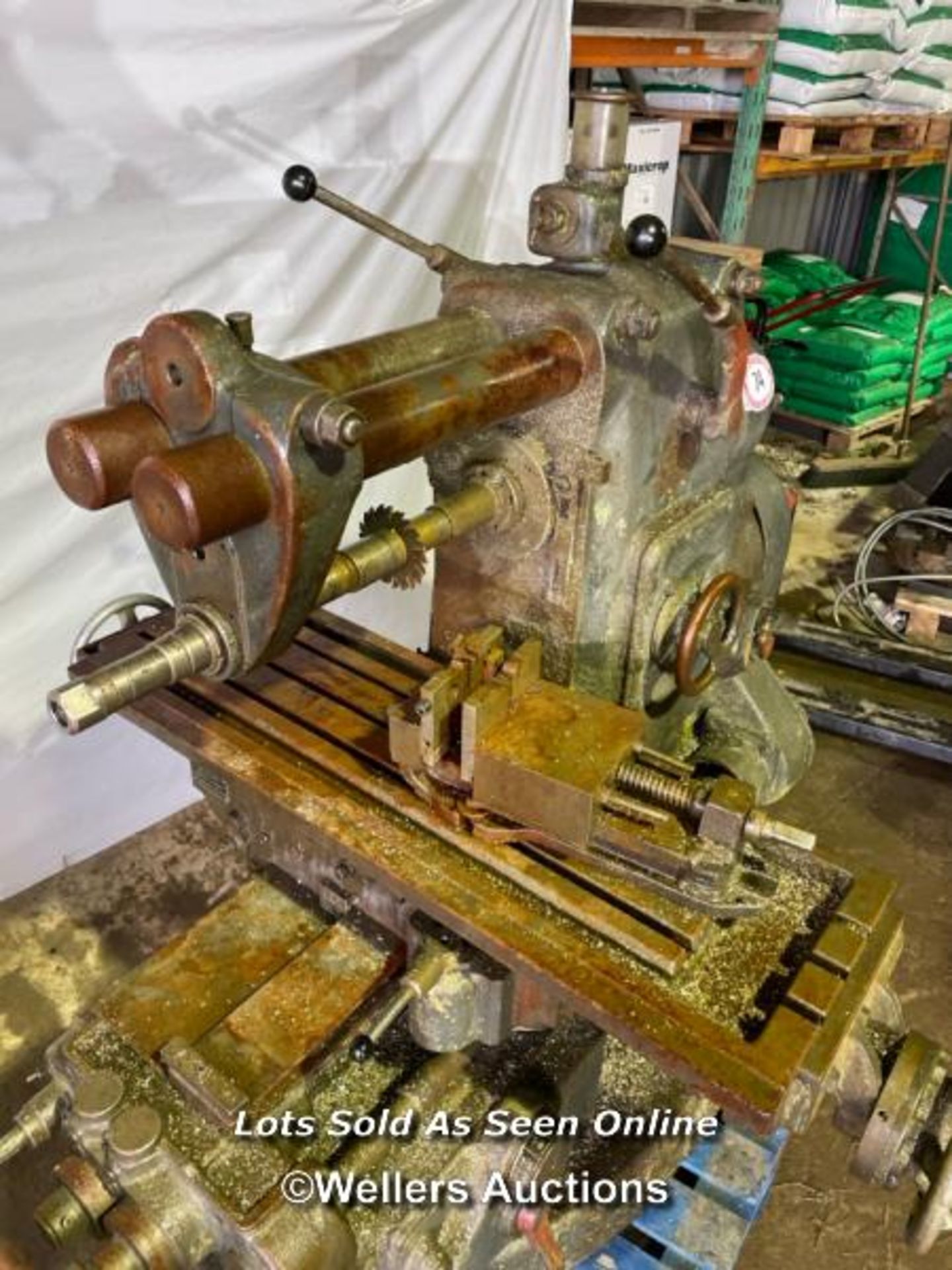 VINTAGE ALFRED HERBERT LTD. HORIZONTAL MILL, WITH VICE, IN WORKING ORDER - Image 4 of 10