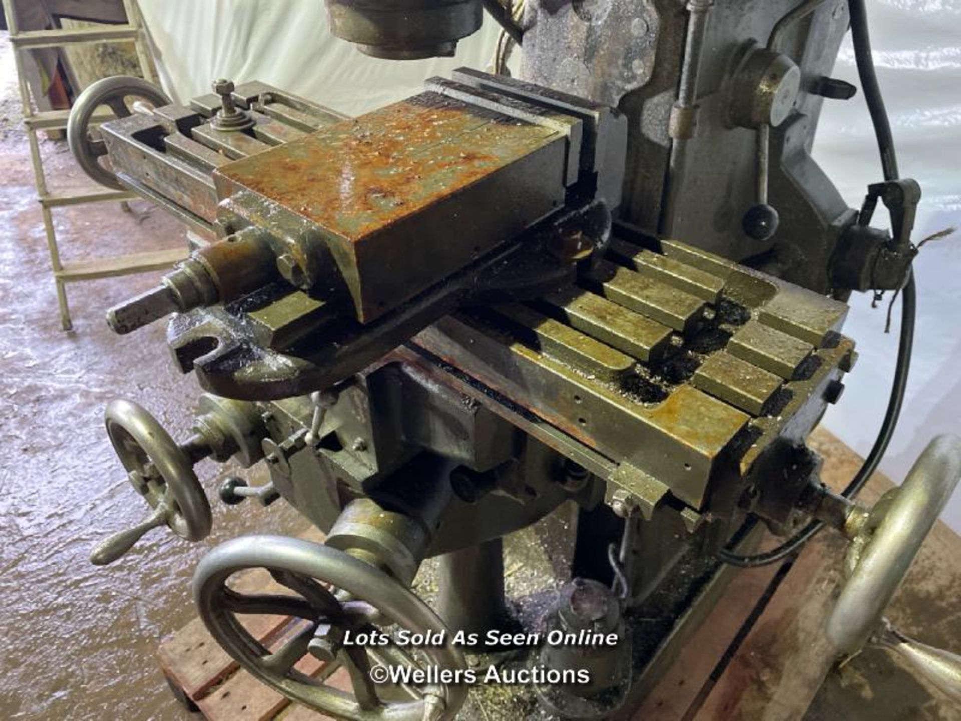 HENRY MILNES LTD. VERTICAL MILL, INCL. MACHINE VICE, IN WORKING ORDER - Image 3 of 9