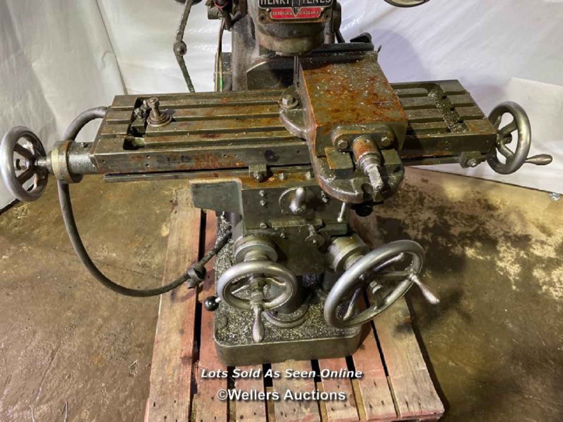 HENRY MILNES LTD. VERTICAL MILL, INCL. MACHINE VICE, IN WORKING ORDER - Image 2 of 9