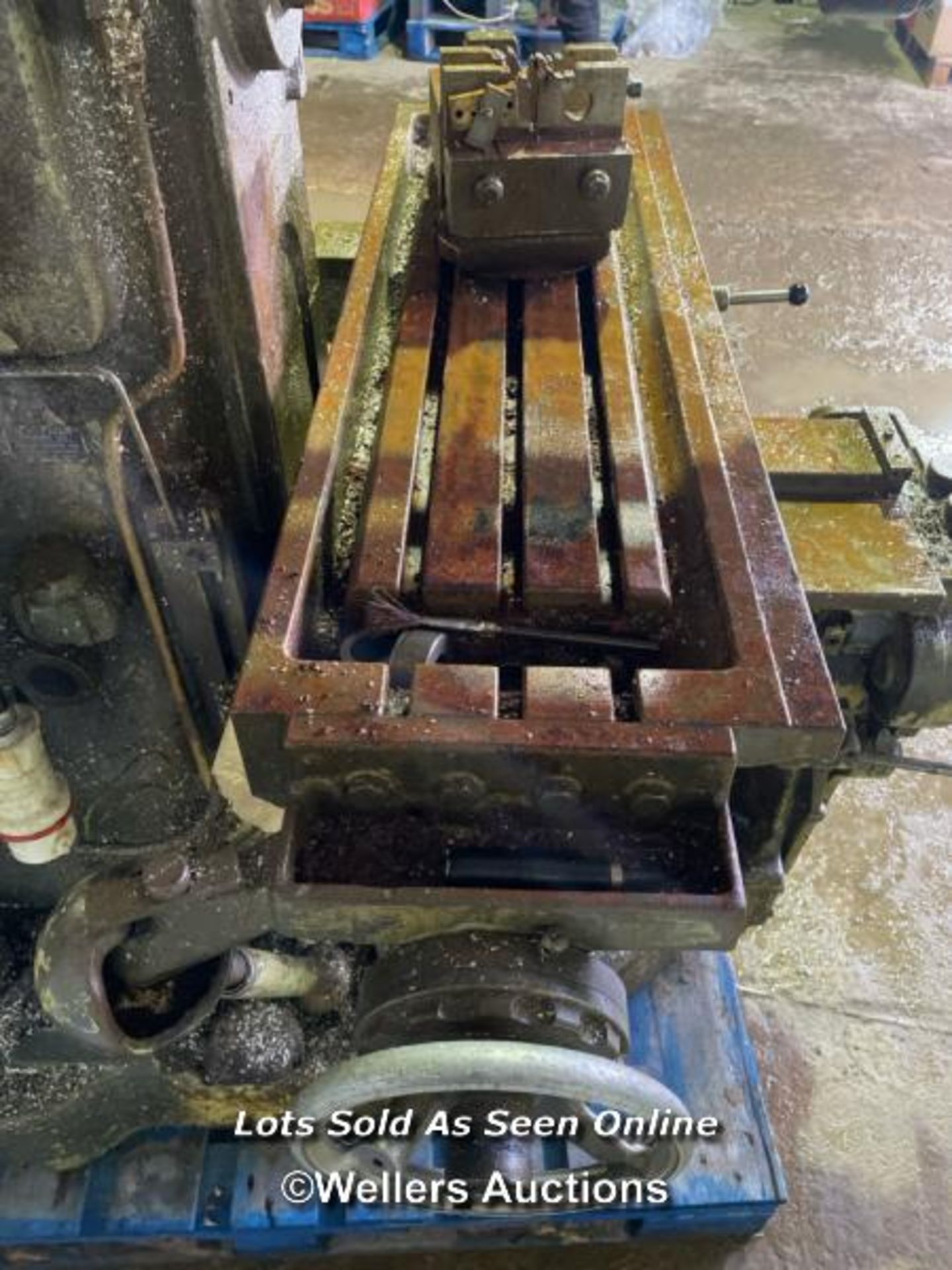 VINTAGE ALFRED HERBERT LTD. HORIZONTAL MILL, WITH VICE, IN WORKING ORDER - Image 10 of 10