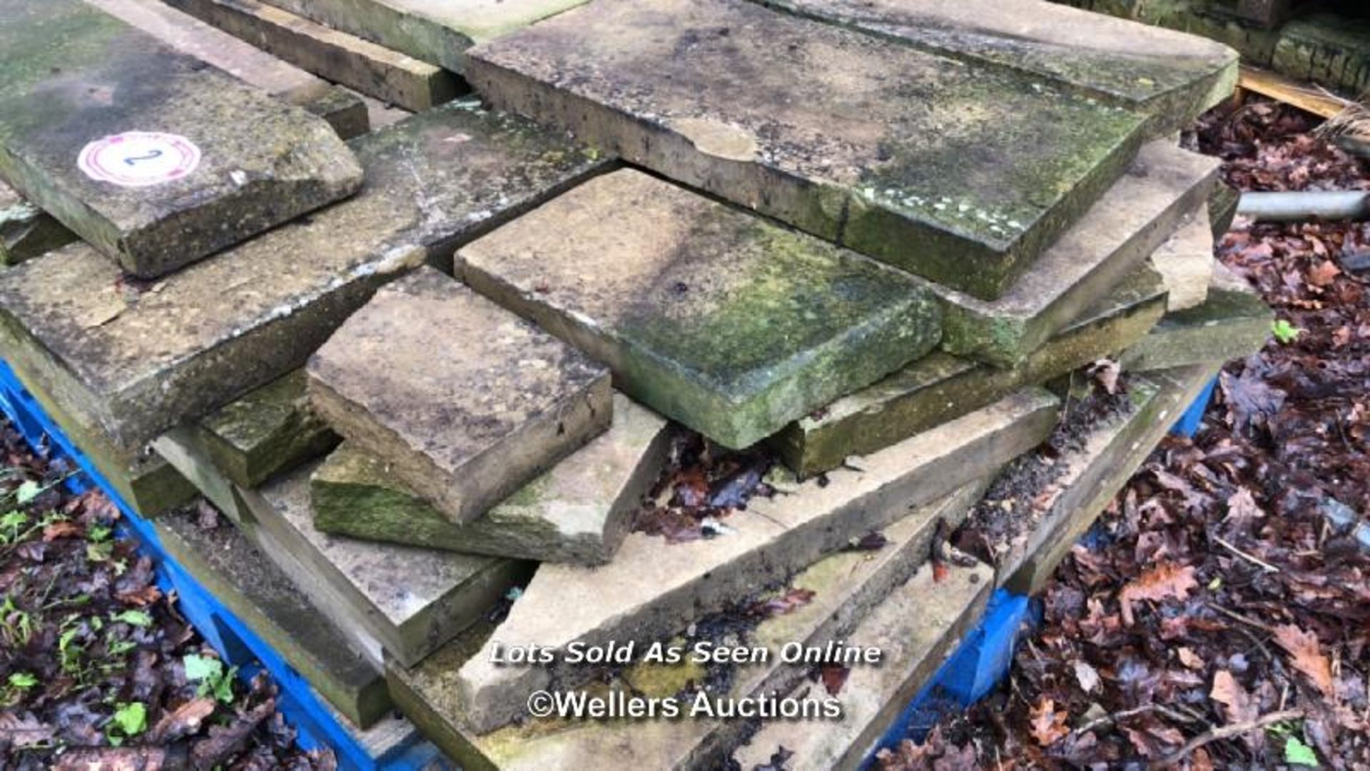 PALLET OF RECLAIMED YORKSTONE PAVING, ASSORTED SIZES, APPROX. 52CM L X 66CM W X 5CM D - Bild 2 aus 2